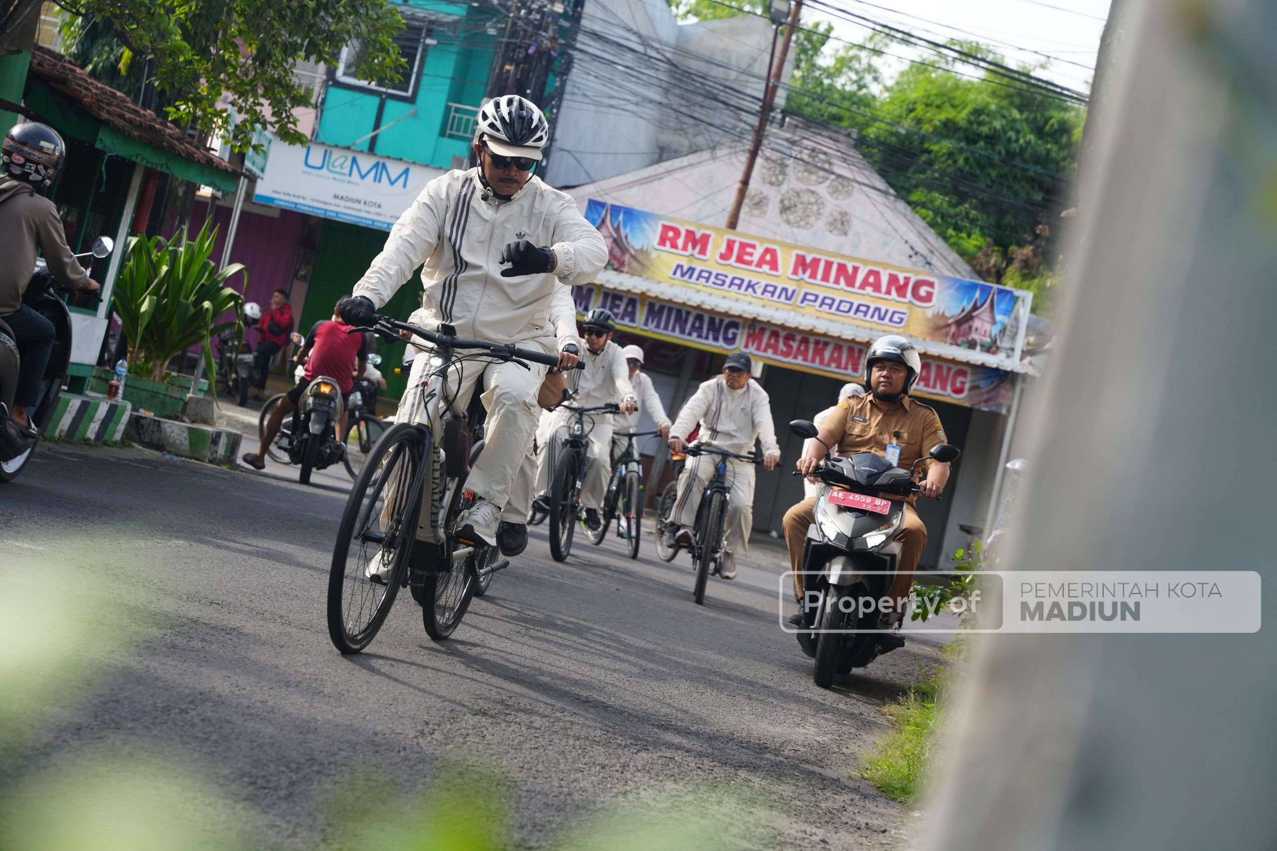 Cek Estetika Kota Melalui Gowes Bersama, Wali Kota Juga Tandai Tiang Provider Bermasalah