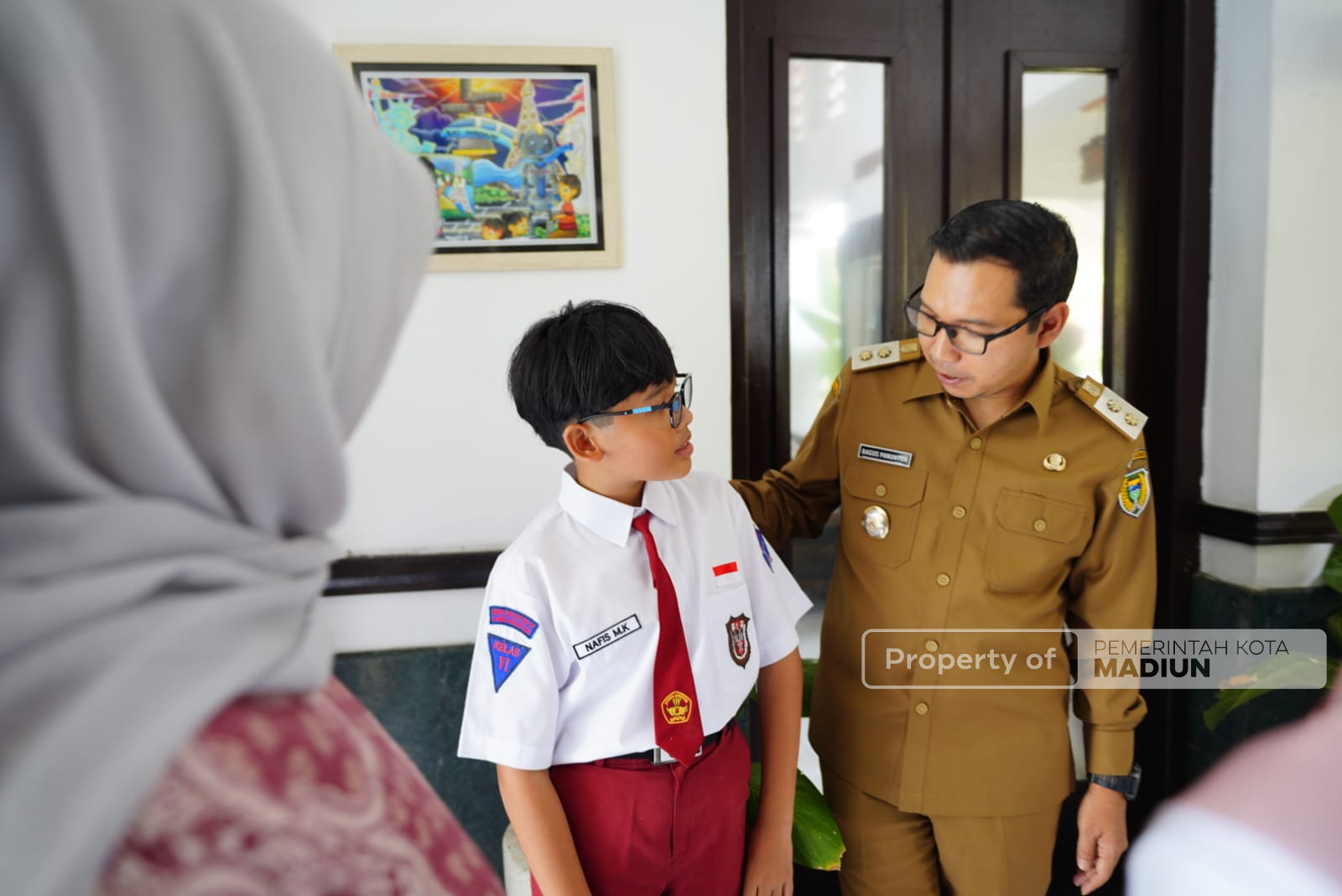 Plt Wali Kota Bersama 10 Pelukis Cilik Pasang Karya Madiun Melukis di Balai Kota
