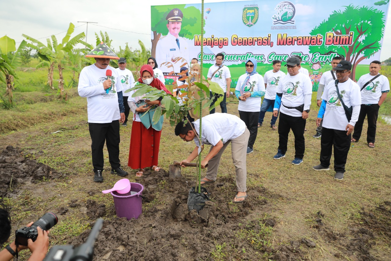 Awali 2023, Wali Kota Tanam Bibit Pohon Masa Depan