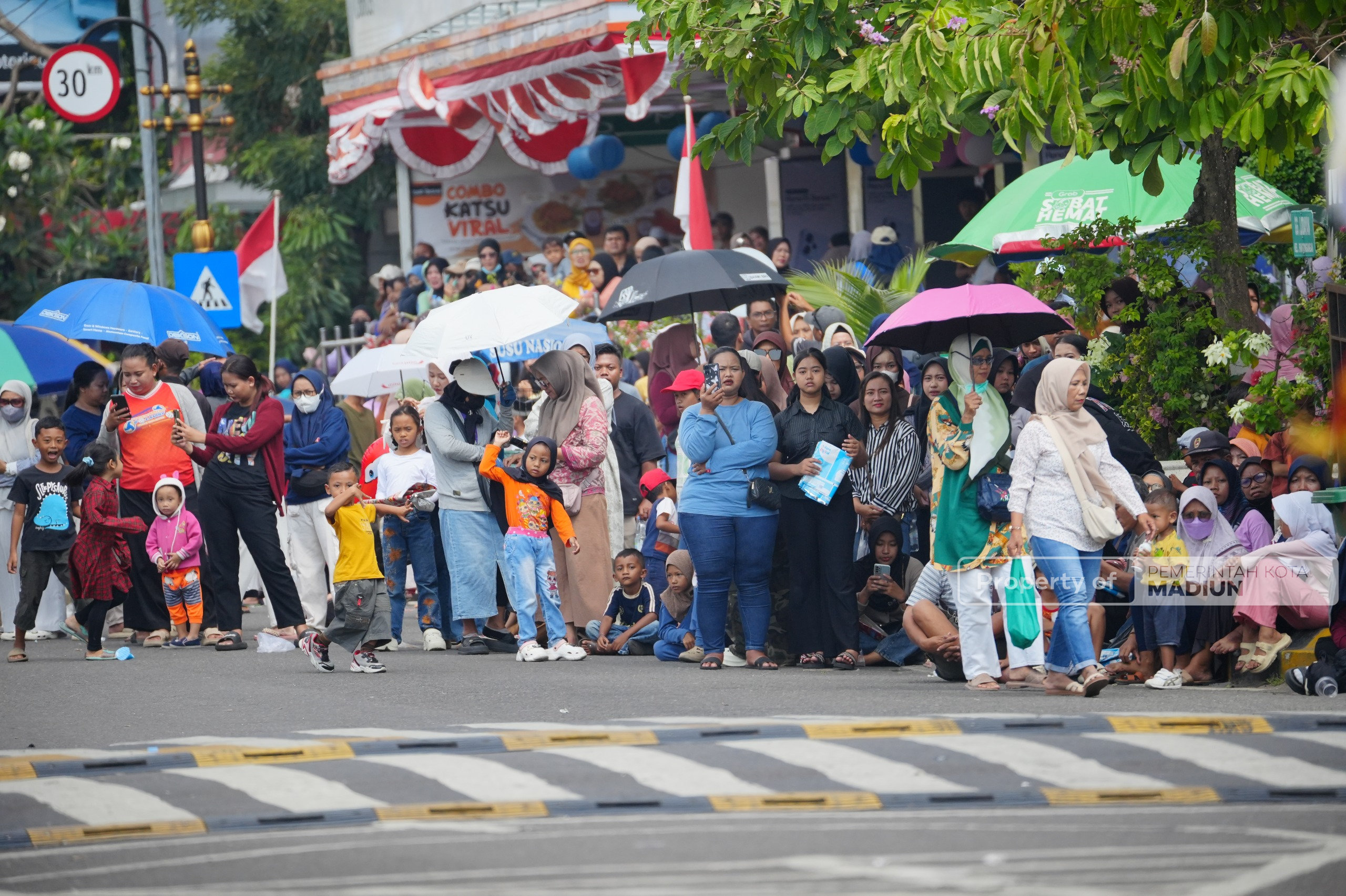 Parade Military Drumband Semarakkan HUT ke-108 Kota Madiun, Plt Wali Kota Harap Ekonomi Lokal Kian Bergeliat