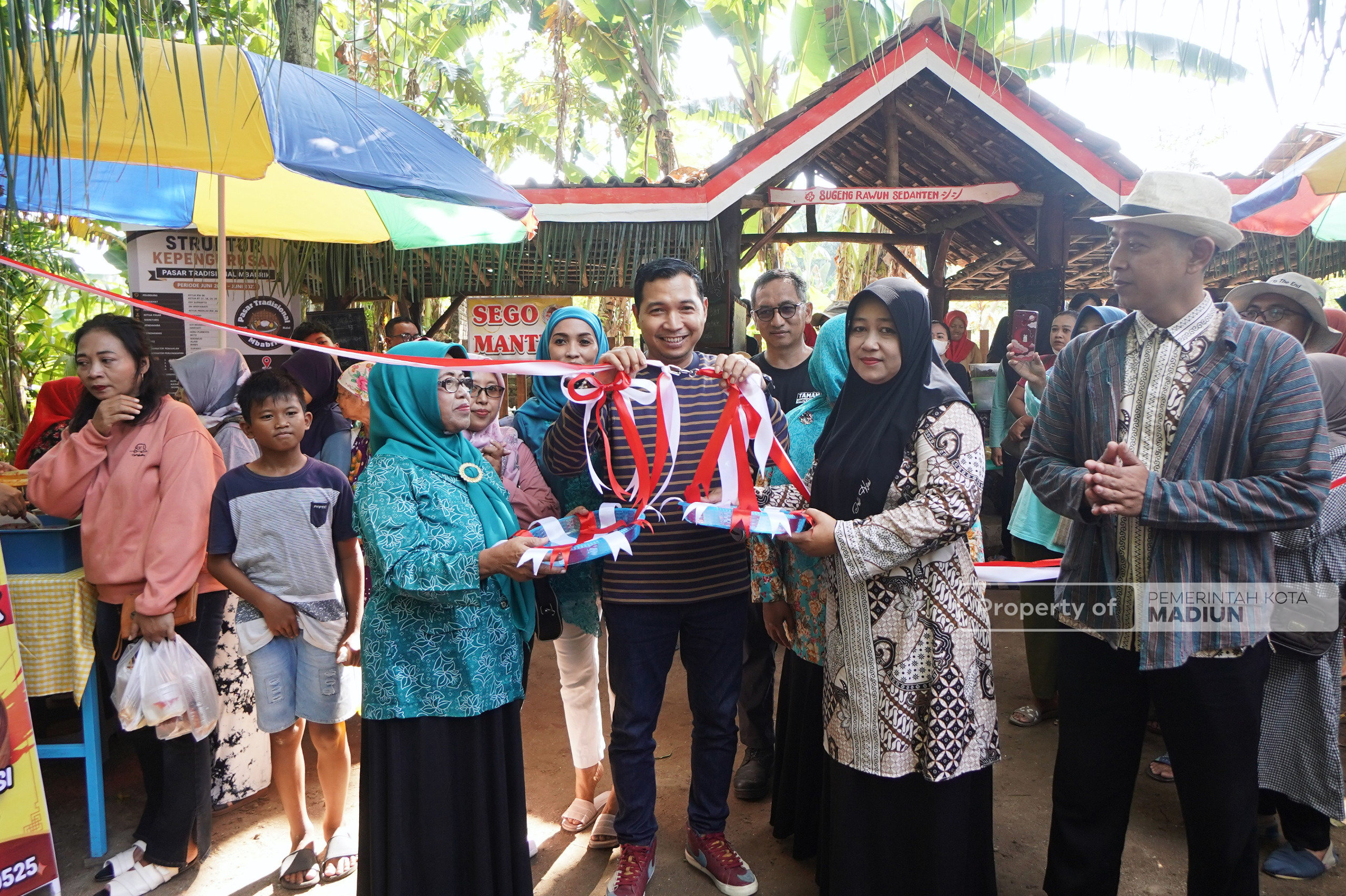Resmi Dibuka Plt Wali Kota Madiun, Pasar Mbabrik Jadi Ruang Baru Pengembangan UMKM Warga