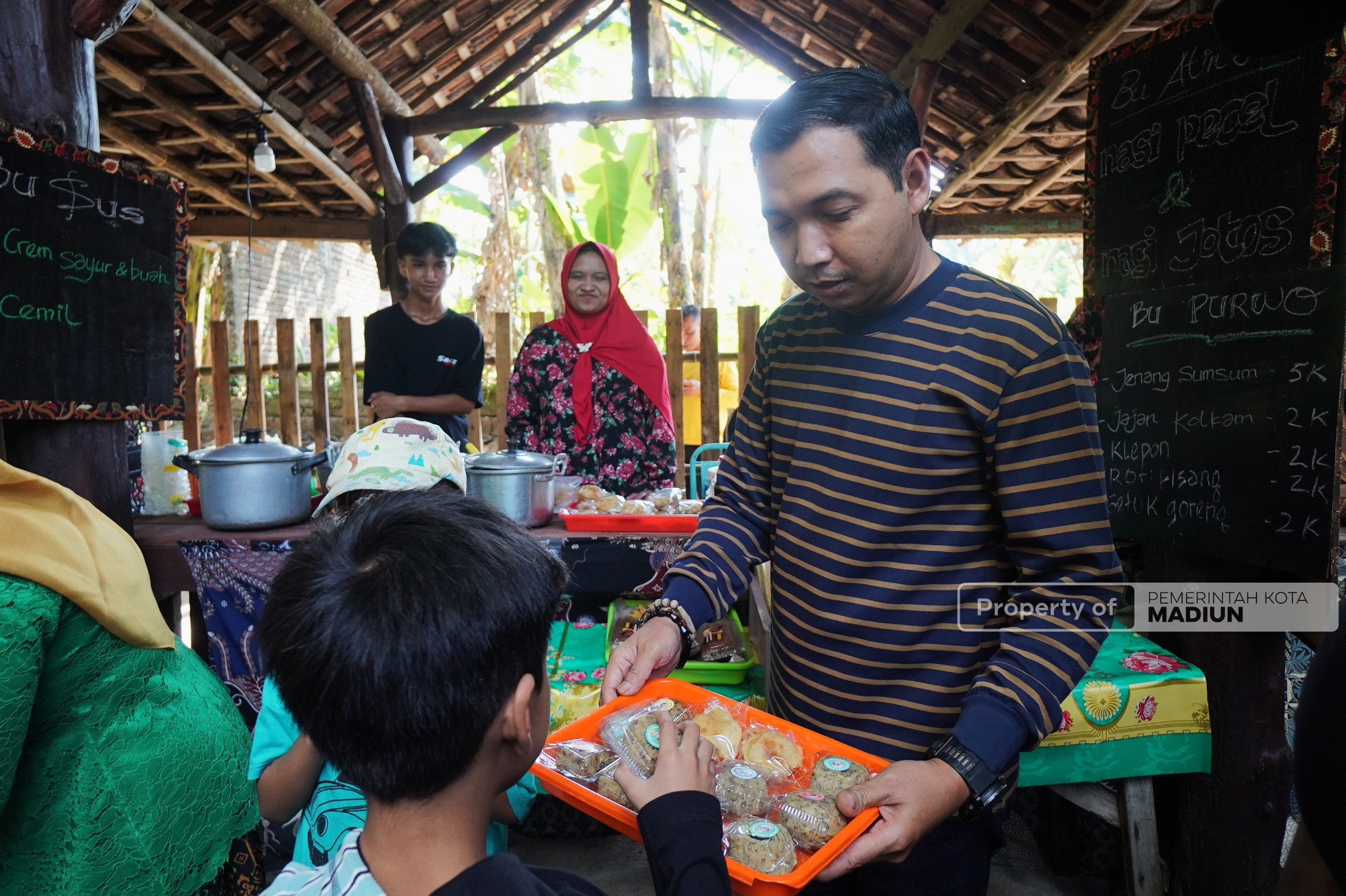 Resmi Dibuka Plt Wali Kota Madiun, Pasar Mbabrik Jadi Ruang Baru Pengembangan UMKM Warga