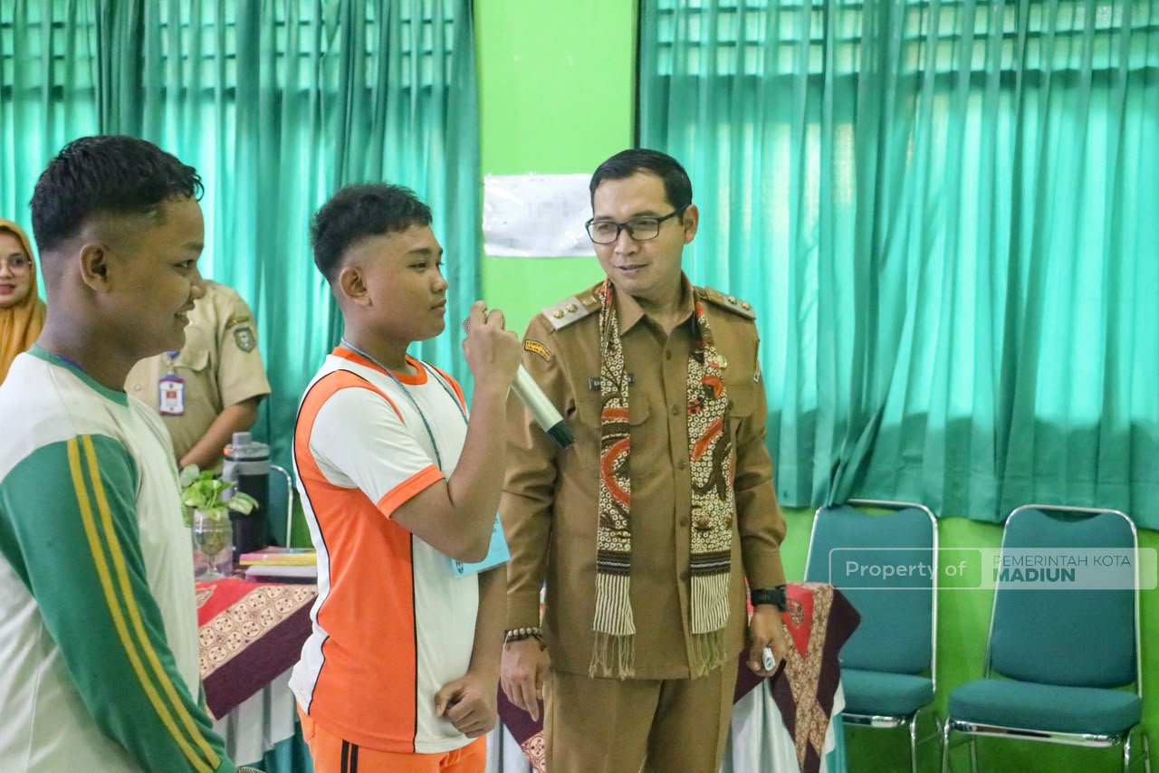 Isi MPLS di SMPN 11, Plt Wali Kota Madiun Tanamkan Nilai Antikorupsi dan Bijak Bermedia Digital