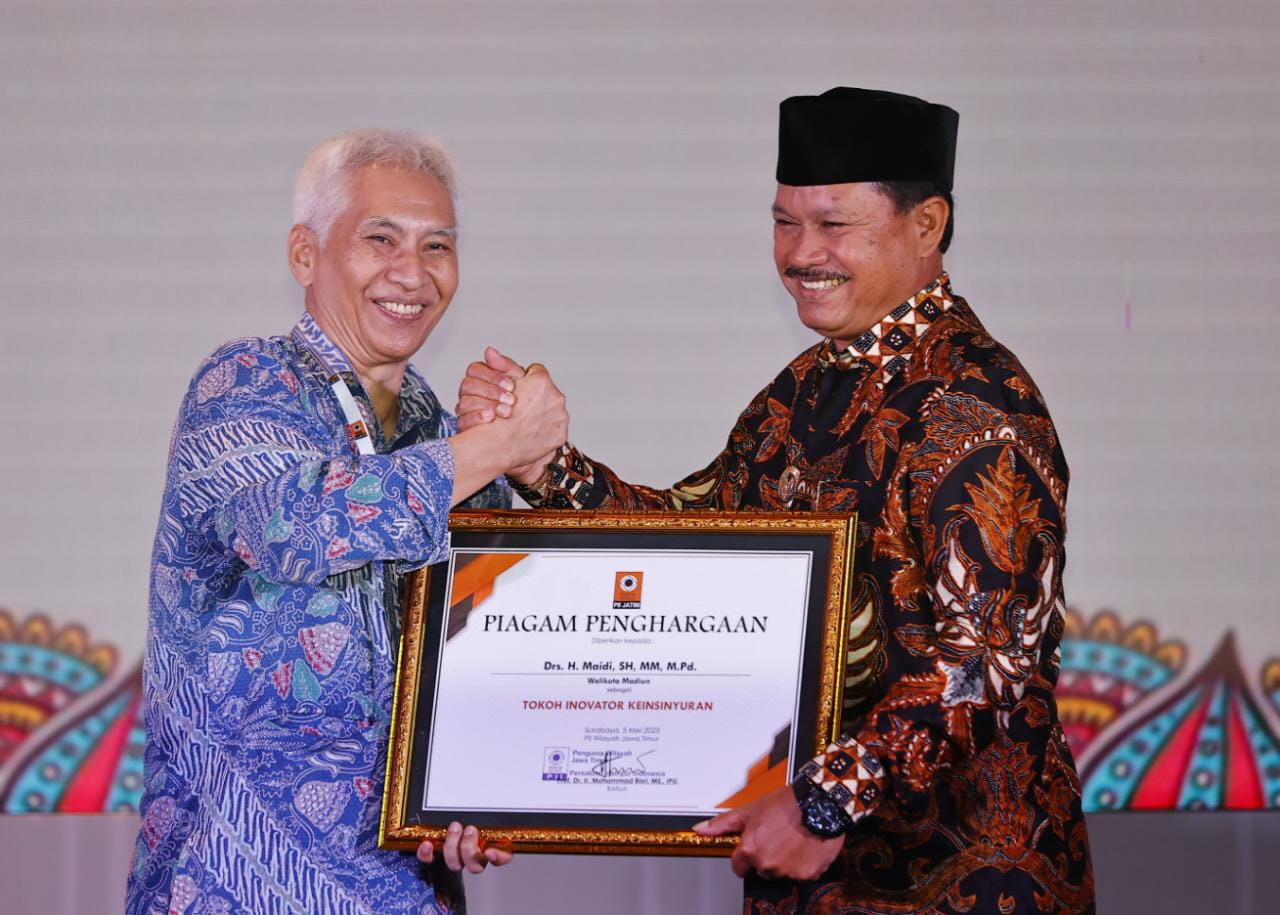 Dinilai Sukses Gerakkan Pembangunan Daerah, Wali Kota Raih Penghargaan Tokoh Inovator Keinsinyuran Dari PII Jatim