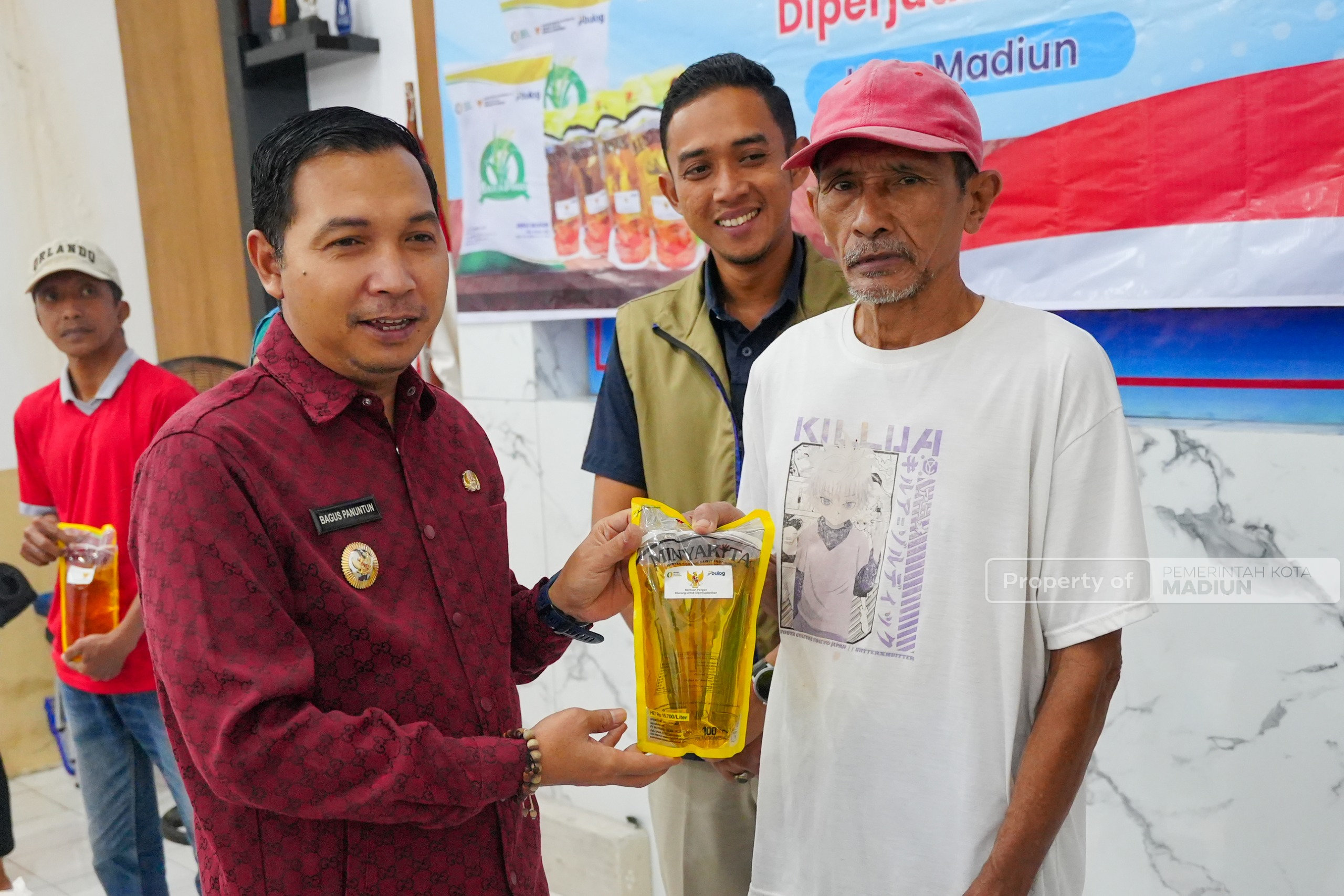Kembali Serahkan Bantuan Pangan, Plt Wali Kota Madiun Pastikan Kebutuhan Pokok Warga Aman Jelang Idulfitri