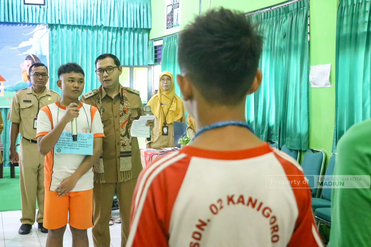 Isi MPLS di SMPN 11, Plt Wali Kota Madiun Tanamkan Nilai Antikorupsi dan Bijak Bermedia Digital
