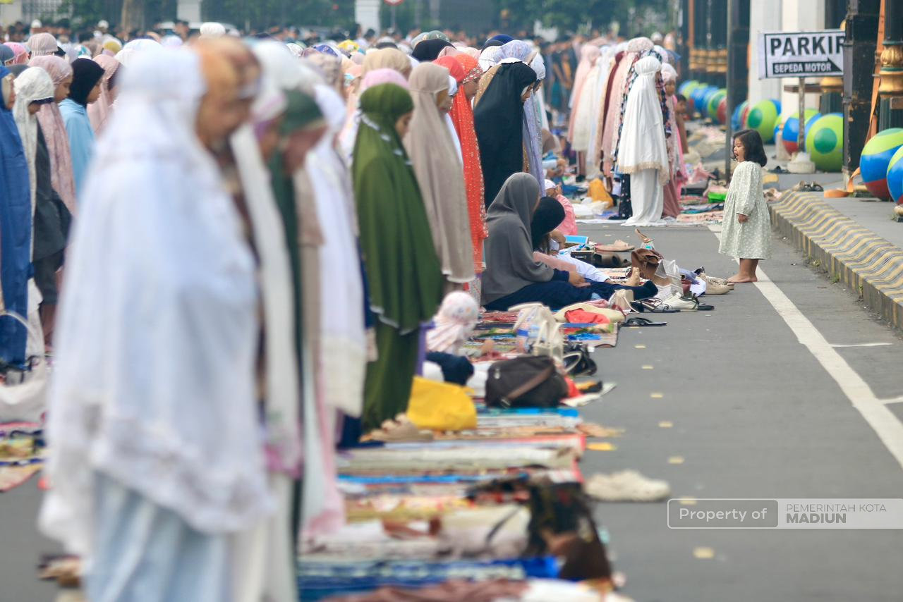 Ribuan Umat Muslim Padati Masjid Agung Baitul Hakim, Plt Wali Kota Madiun Ajak Bangun Daerah di Hari Kemenangan