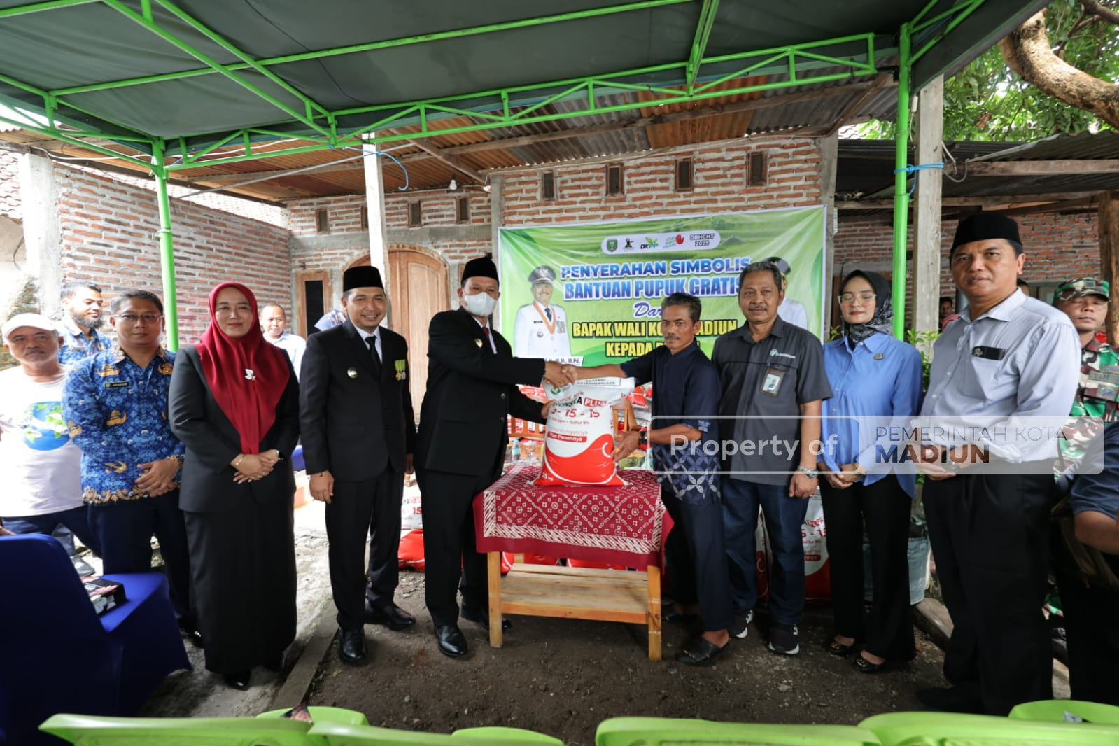 Dongkrak Produktivitas Pertanian, Wali Kota Madiun Serahkan Pupuk Program Bantuan