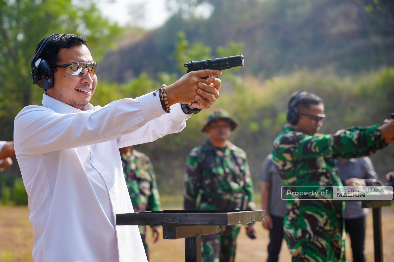 Perkuat Sinergi, Plt Wali Kota Madiun Asah Fokus dalam Latihan Menembak