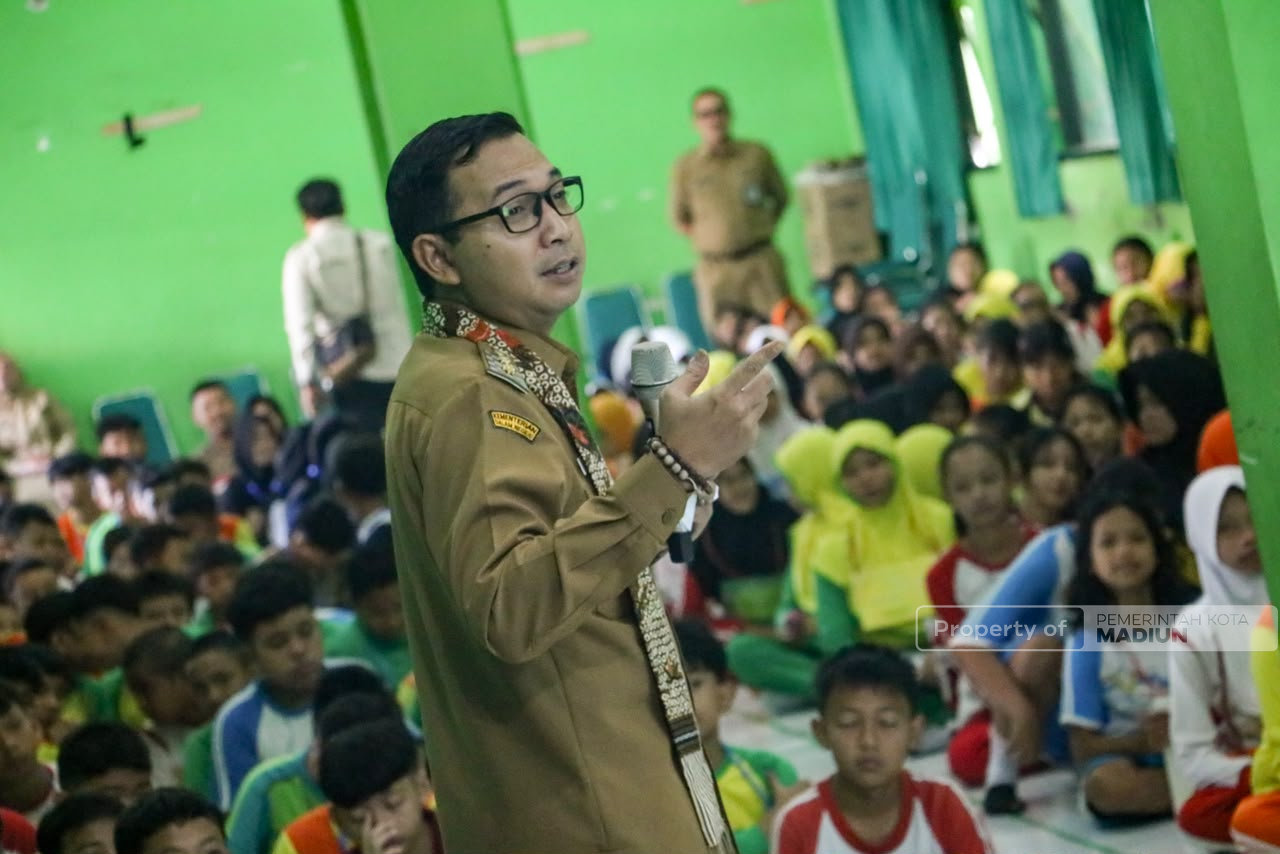 Isi MPLS di SMPN 11, Plt Wali Kota Madiun Tanamkan Nilai Antikorupsi dan Bijak Bermedia Digital