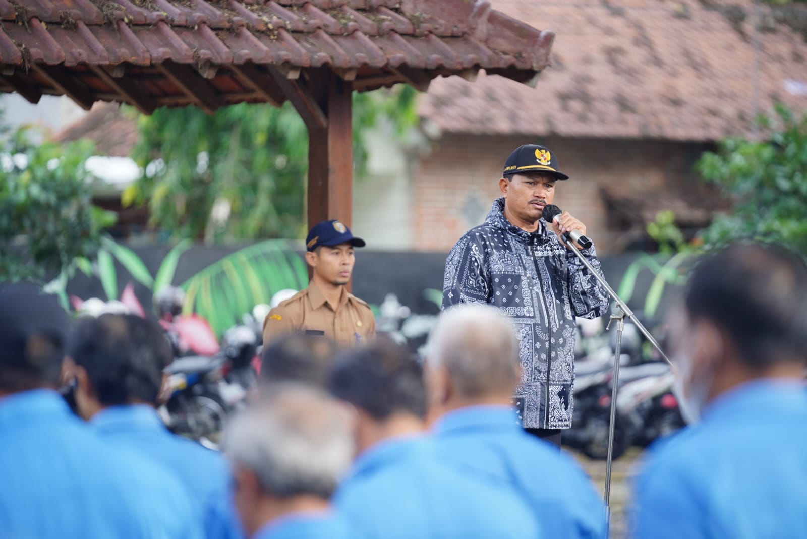 Serahkan SK Pensiun Kepada Pegawai PDAM, Wali Kota Pesan Pensiunan Tetap Produktif
