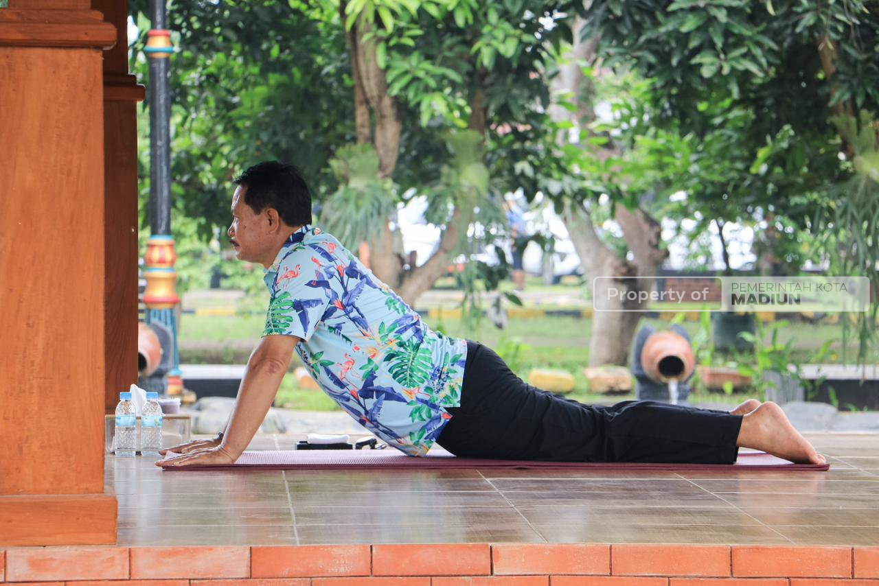 Tingkatkan Stamina dan Produktivitas Abdi Negara Melalui Senam Yoga