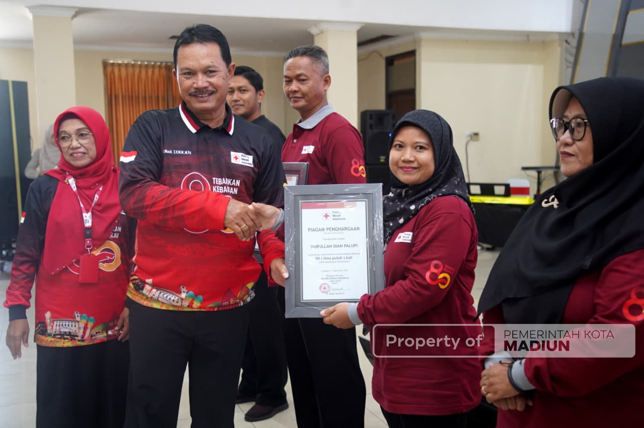 Hadiri HUT ke-80 PMI, Wali Kota Madiun Apresiasi Pendonor Setia dan Bagikan Penghargaan