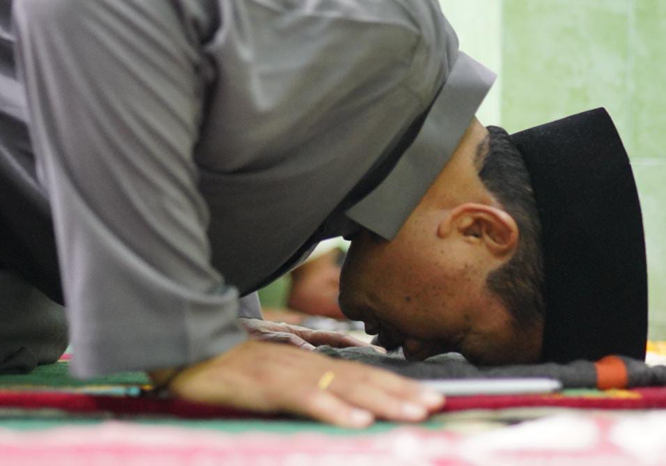 Wali Kota Salat Isya di Musala Al Palang, Juga Bersilaturahmi Hingga Salurkan Bantuan