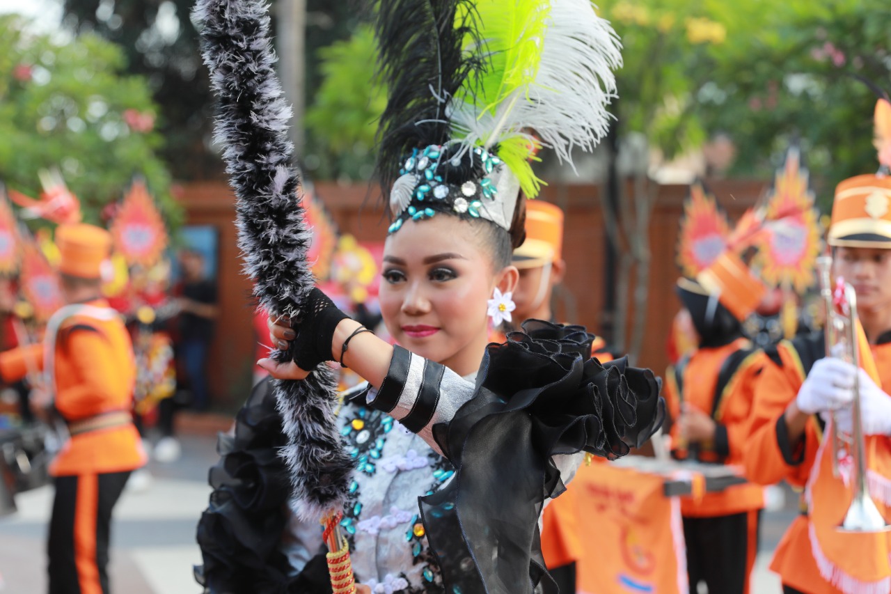 Tampil Memukau, Drumband SMPN 11 dan Paskib SMKN 2 Madiun Unjuk Gigi di Parade Senja