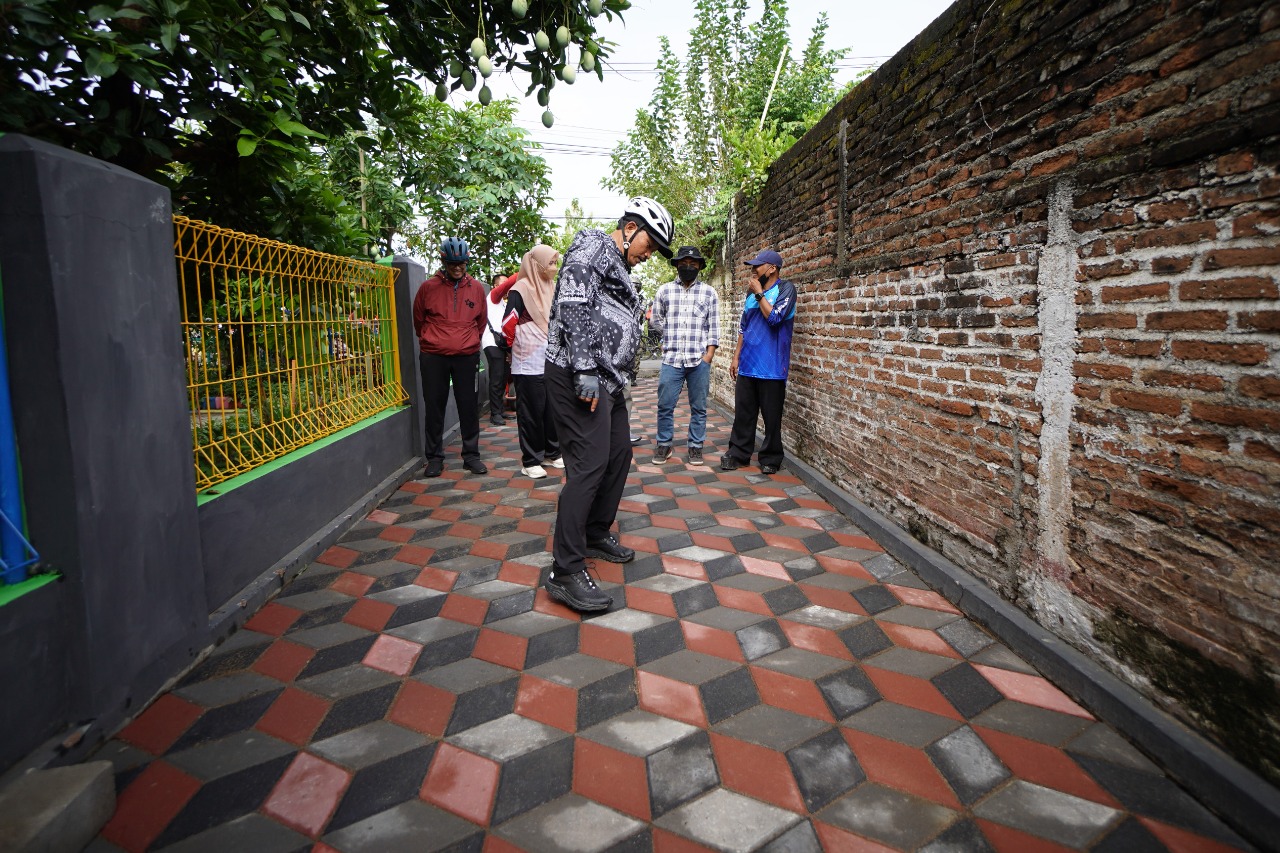 Gowes Di Kartoharjo, Wali Kota Cek Progres Pavingisasi Hingga Proyek Ternak Lebah Madu