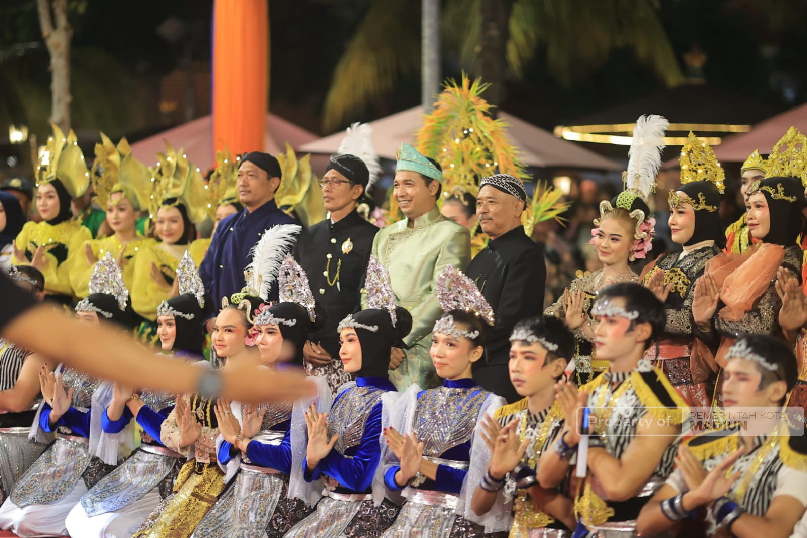 Ribuan Masyarakat Tumplek Blek, Madiun Spektra Carnival Gemerlapkan Malam Kota Pendekar, Wali Kota Sampaikan Apresiasi dan Terima Kasih