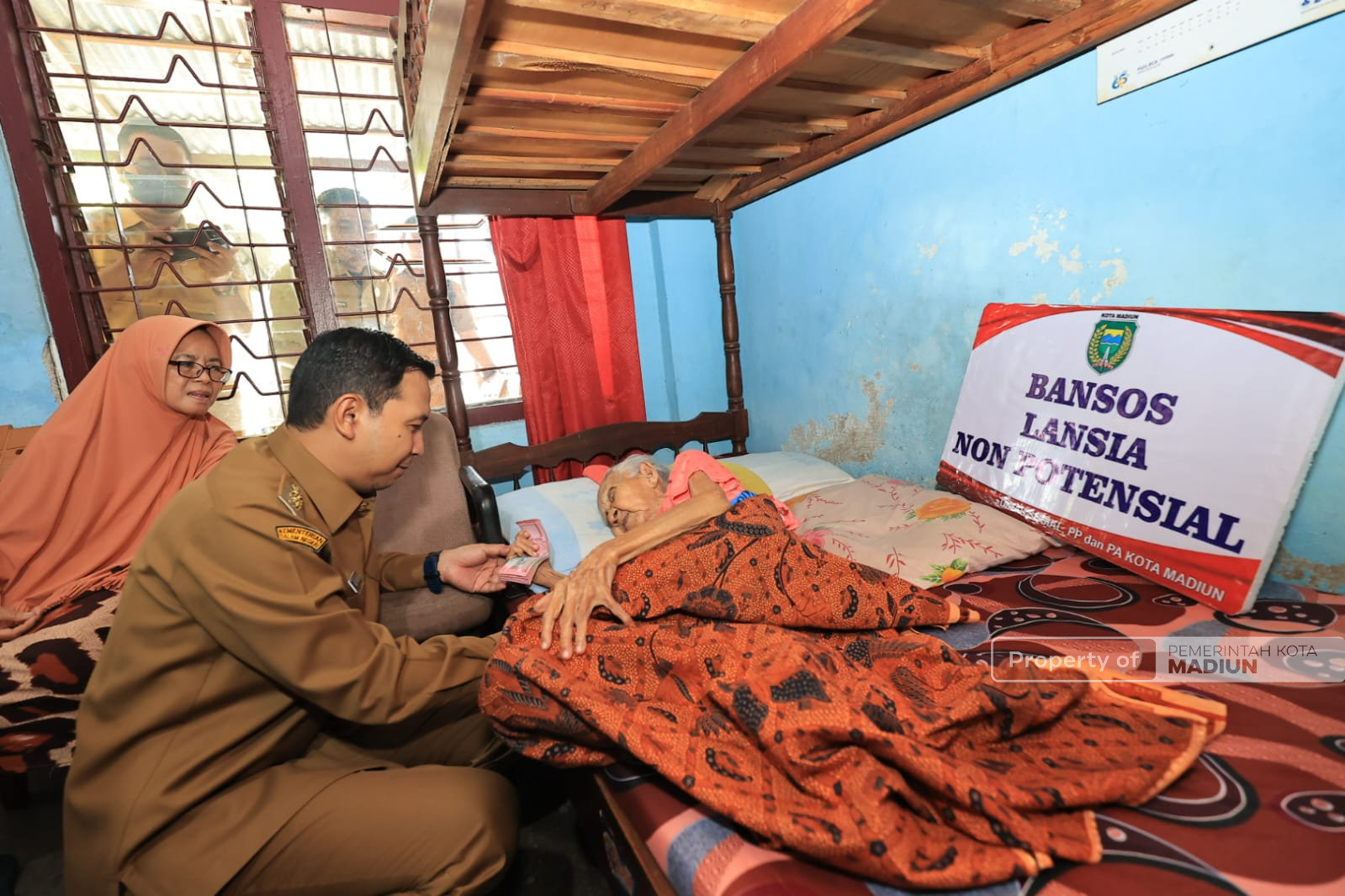 Pemkot Salurkan Bansos Triwulan I untuk Lansia Ngebrok-Disabilitas