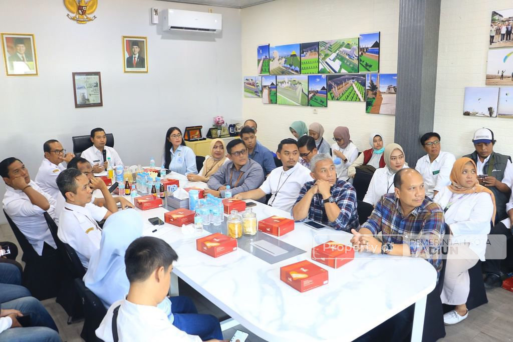 Dukung Pengelolaan Sampah Berkelanjutan, OJK Kediri Serahkan Ratusan Bibit Tanaman