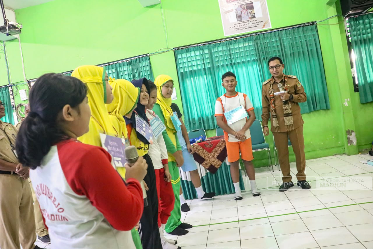 Isi MPLS di SMPN 11, Plt Wali Kota Madiun Tanamkan Nilai Antikorupsi dan Bijak Bermedia Digital