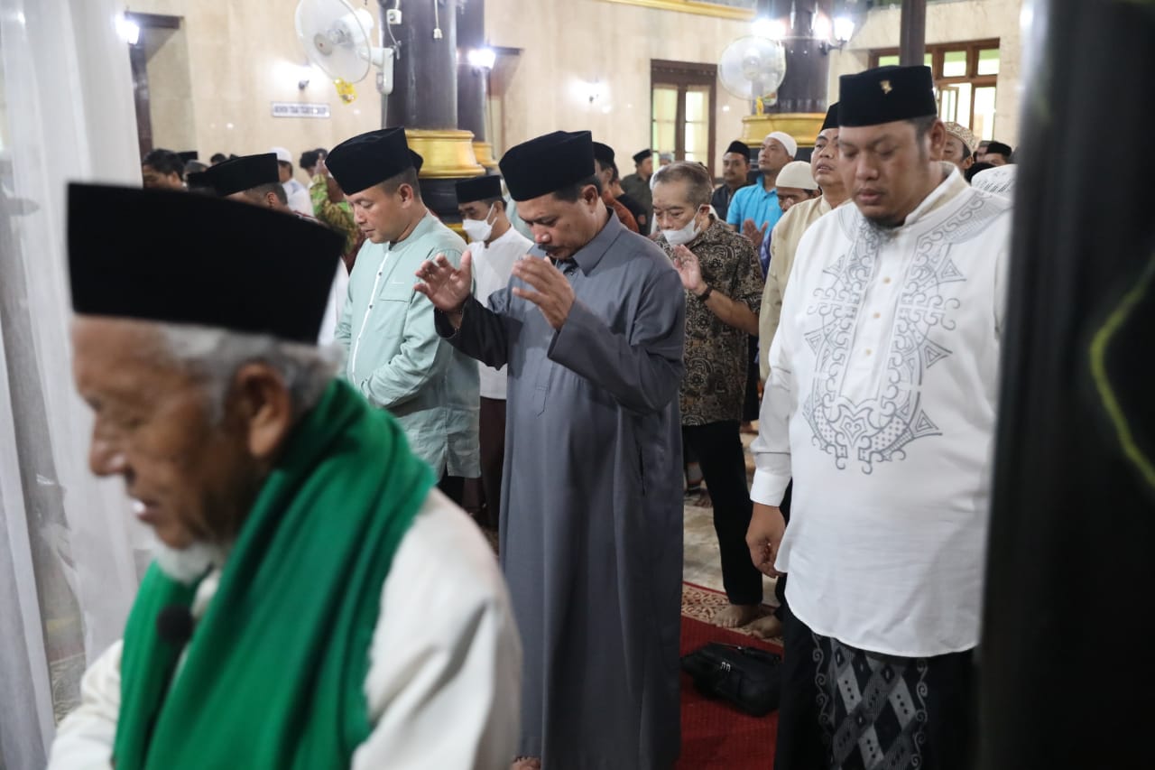 Ikuti Salat Tarawih Perdana, Wali Kota Ajak Umat Muslim Tingkatkan Ibadah