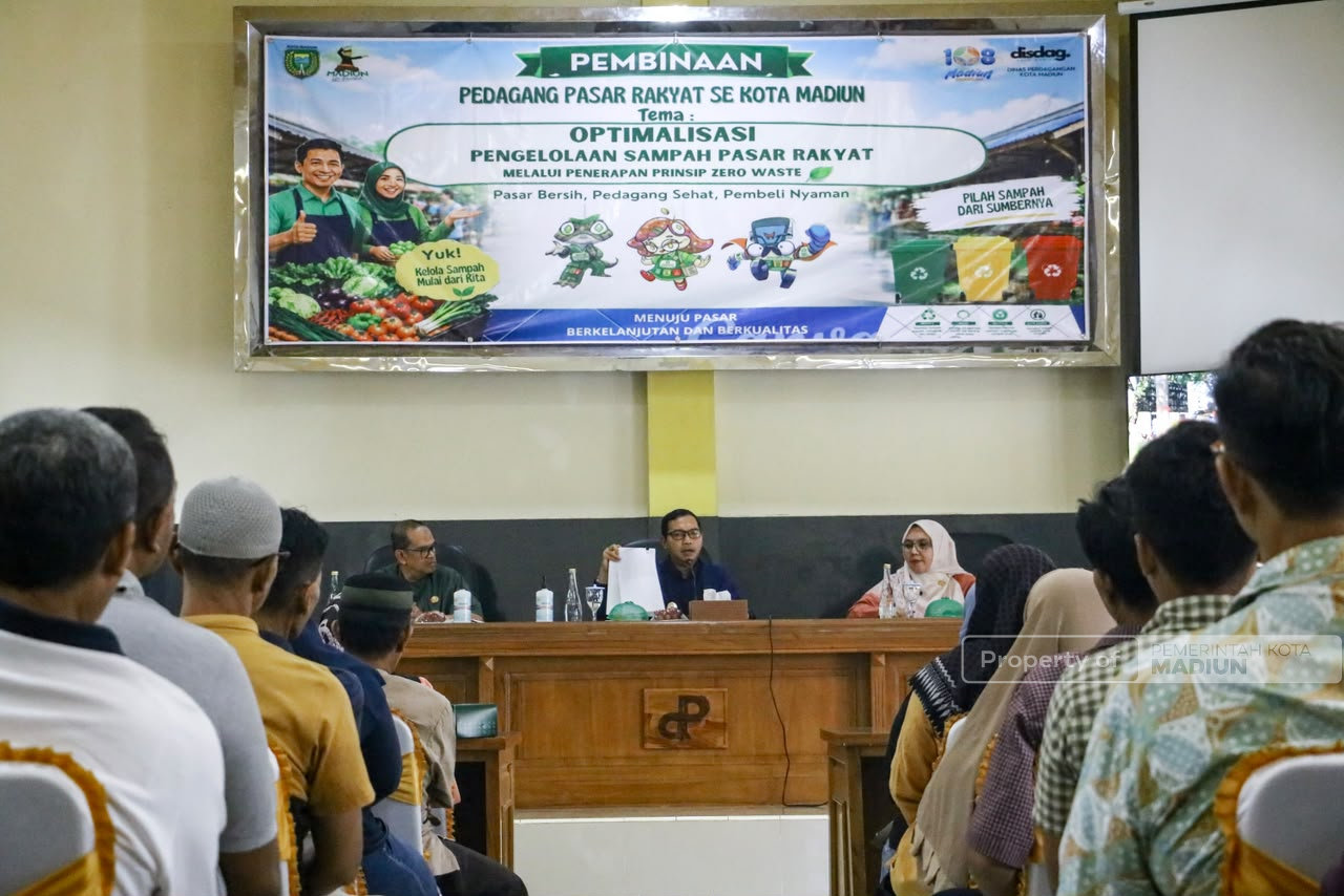 Gelar Pembinaan Pedagang Pasar, Plt Wali Kota Tekankan Pentingnya Pengelolaan Sampah