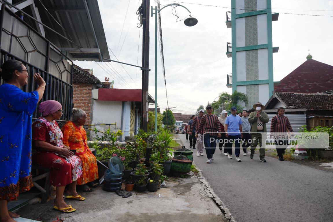 Jalan Kaki Bersama Pejabat Perangkat Daerah, Wali Kota Madiun Serahkan Bantuan di Kelurahan Winongo dan Kelurahan Manguharjo