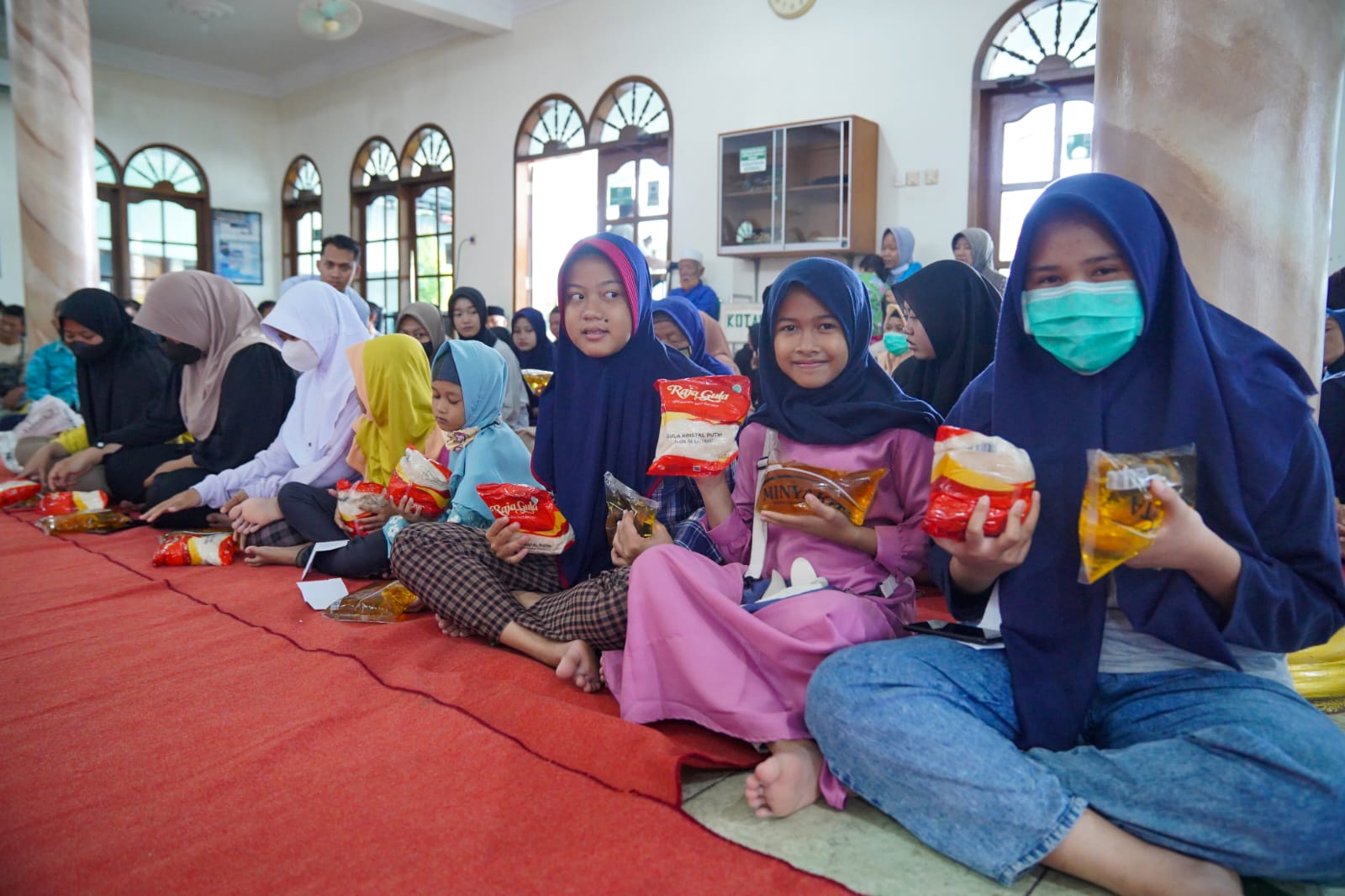 Wali Kota Salurkan Tali Asih hingga Tawarkan Mabour untuk Ibu-Ibu Pengajian