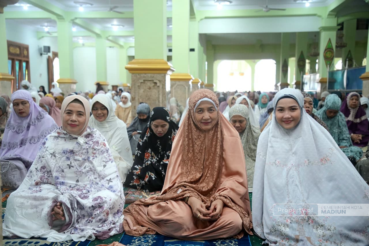 Ribuan Umat Muslim Padati Masjid Agung Baitul Hakim, Plt Wali Kota Madiun Ajak Bangun Daerah di Hari Kemenangan