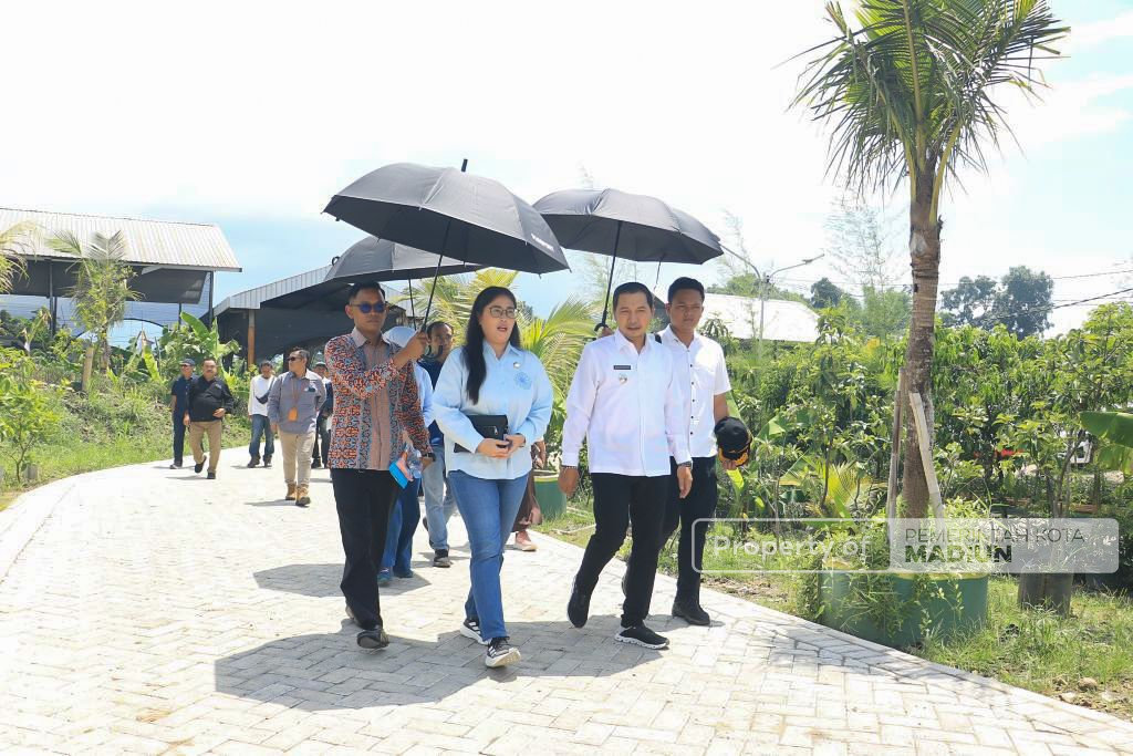Dukung Pengelolaan Sampah Berkelanjutan, OJK Kediri Serahkan Ratusan Bibit Tanaman