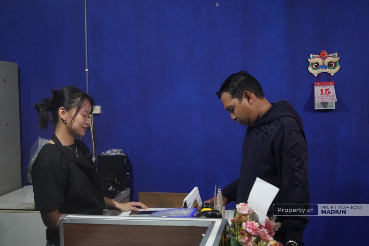Keliling Fasum Lagi, Plt wali kota Cek Alun-alun dan Foodcourt Lantai Dua Pasar Sleko