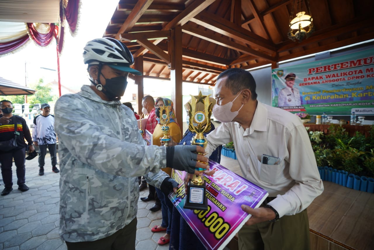 Gowes di Kecamatan Kartoharjo, Wali Kota Berikan Hadiah Lomba Idol Kelurahan di Tiga Lapak