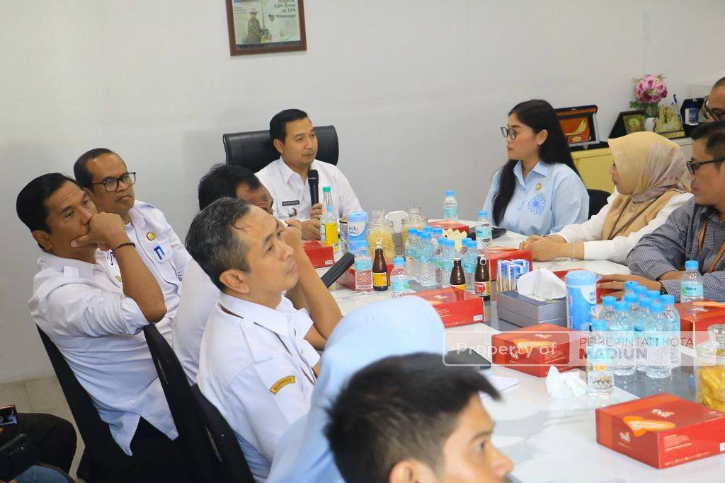 Dukung Pengelolaan Sampah Berkelanjutan, OJK Kediri Serahkan Ratusan Bibit Tanaman