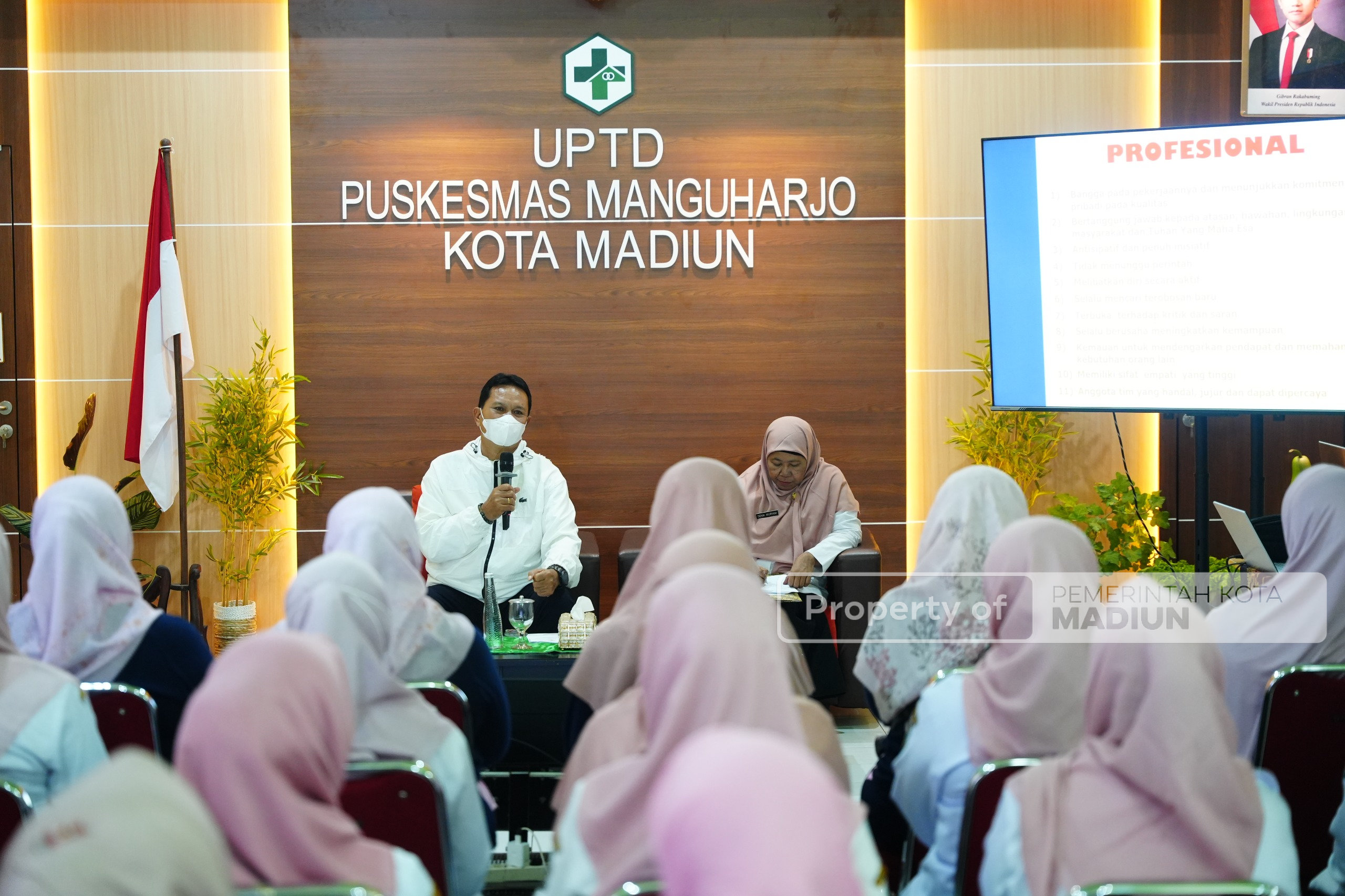 Beri Pembinaan Pegawai Puskesmas Manguharjo, Wali Kota Tekankan Kesehatan Mental dan Profesionalisme di Tempat Kerja