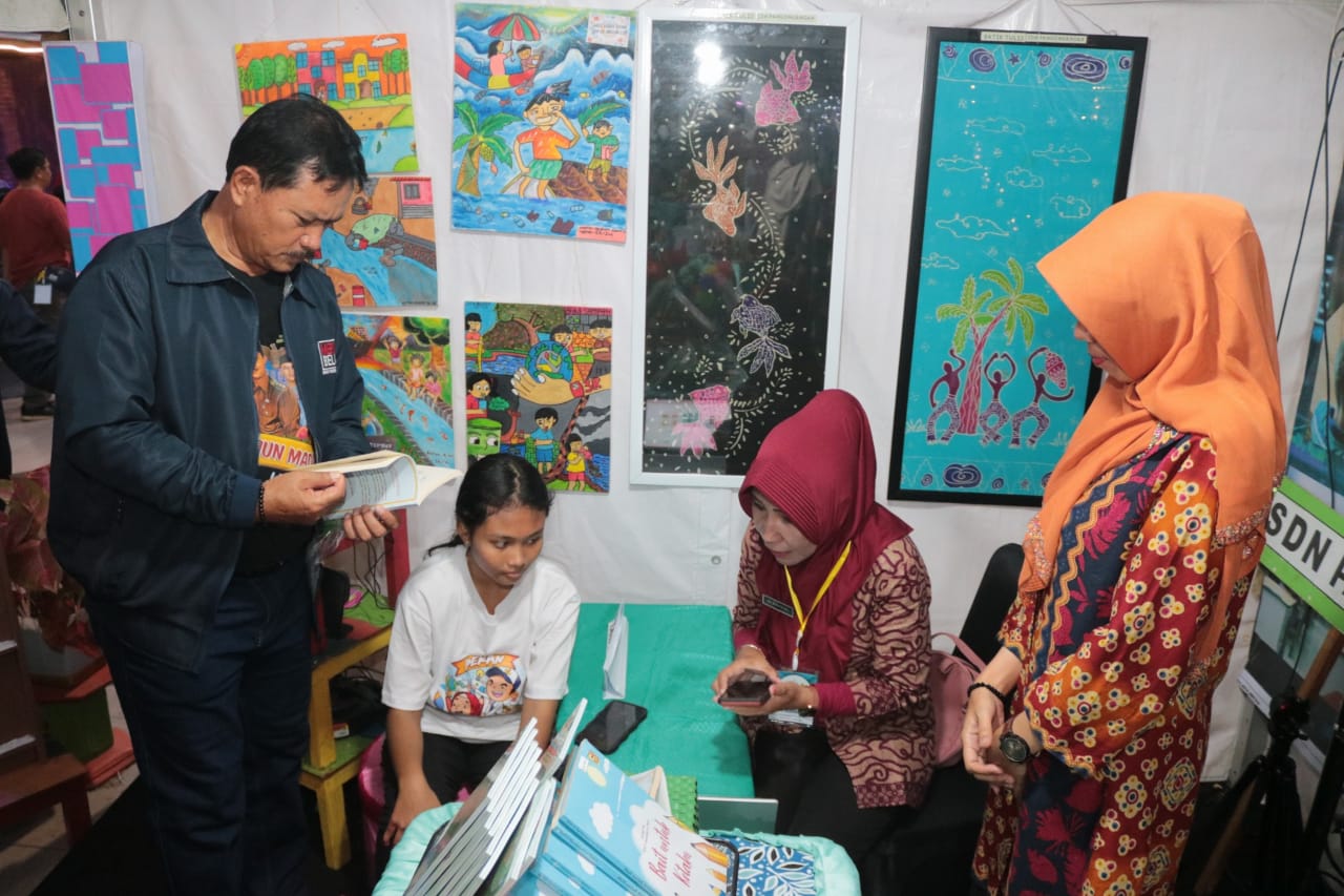 Tinjau Stand Pameran dan Saksikan Gelar Kreativitas Siswa, Wali Kota Harap Potensi Siswa Tersalurkan