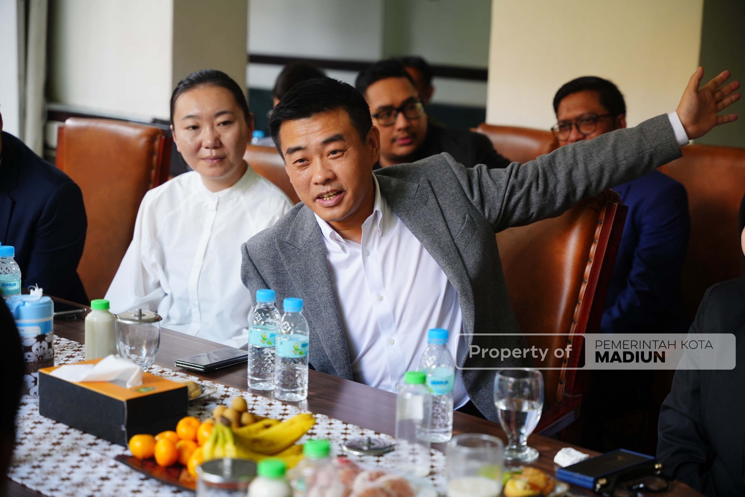 Terima Dua Audiensi, Wali Kota Bahas Kelanjutan Penataan Kabel Jalur Bawah dan Madiun Berkilau di Pergantian Tahun Nanti