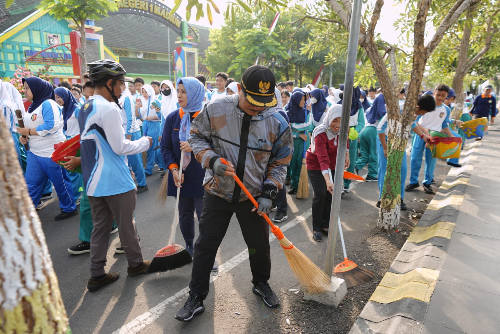 Budayakan Cinta Lingkungan, Wali Kota Madiun Maidi Ajak Siswa Bersihkan Lingkungan Sekolah