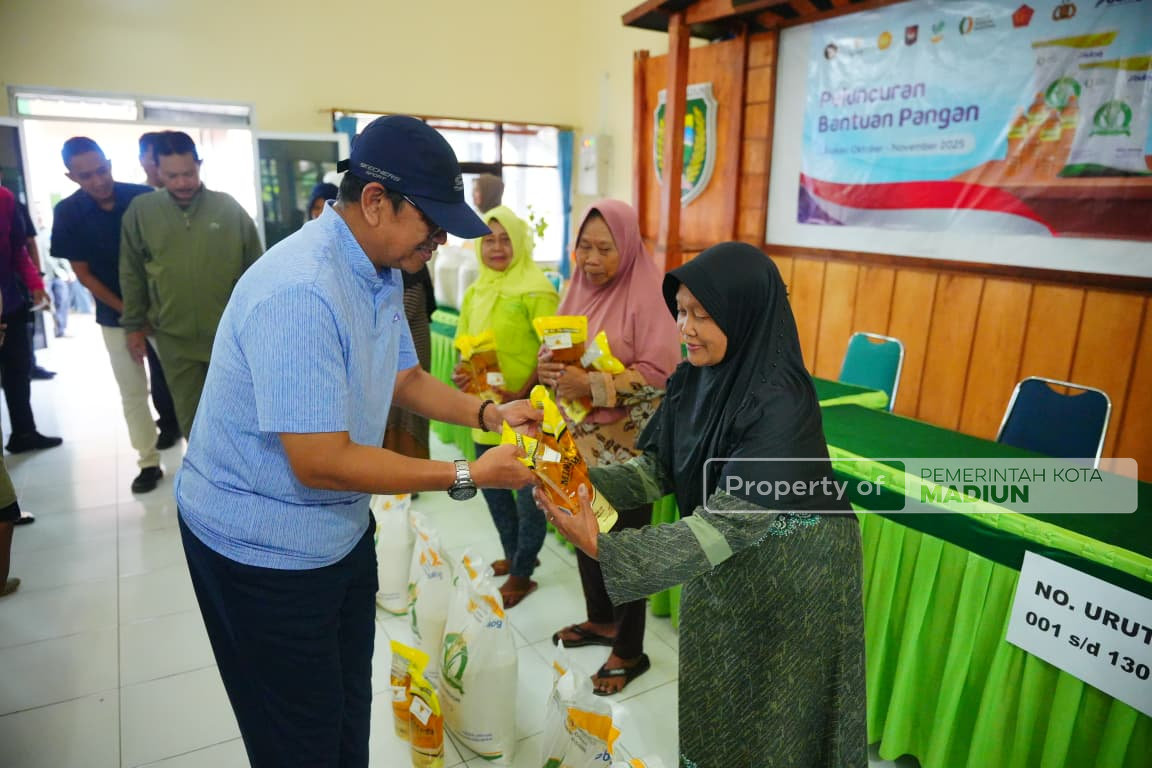 Jalan Kaki Bersama Pejabat Perangkat Daerah, Wali Kota Madiun Serahkan Bantuan di Kelurahan Winongo dan Kelurahan Manguharjo