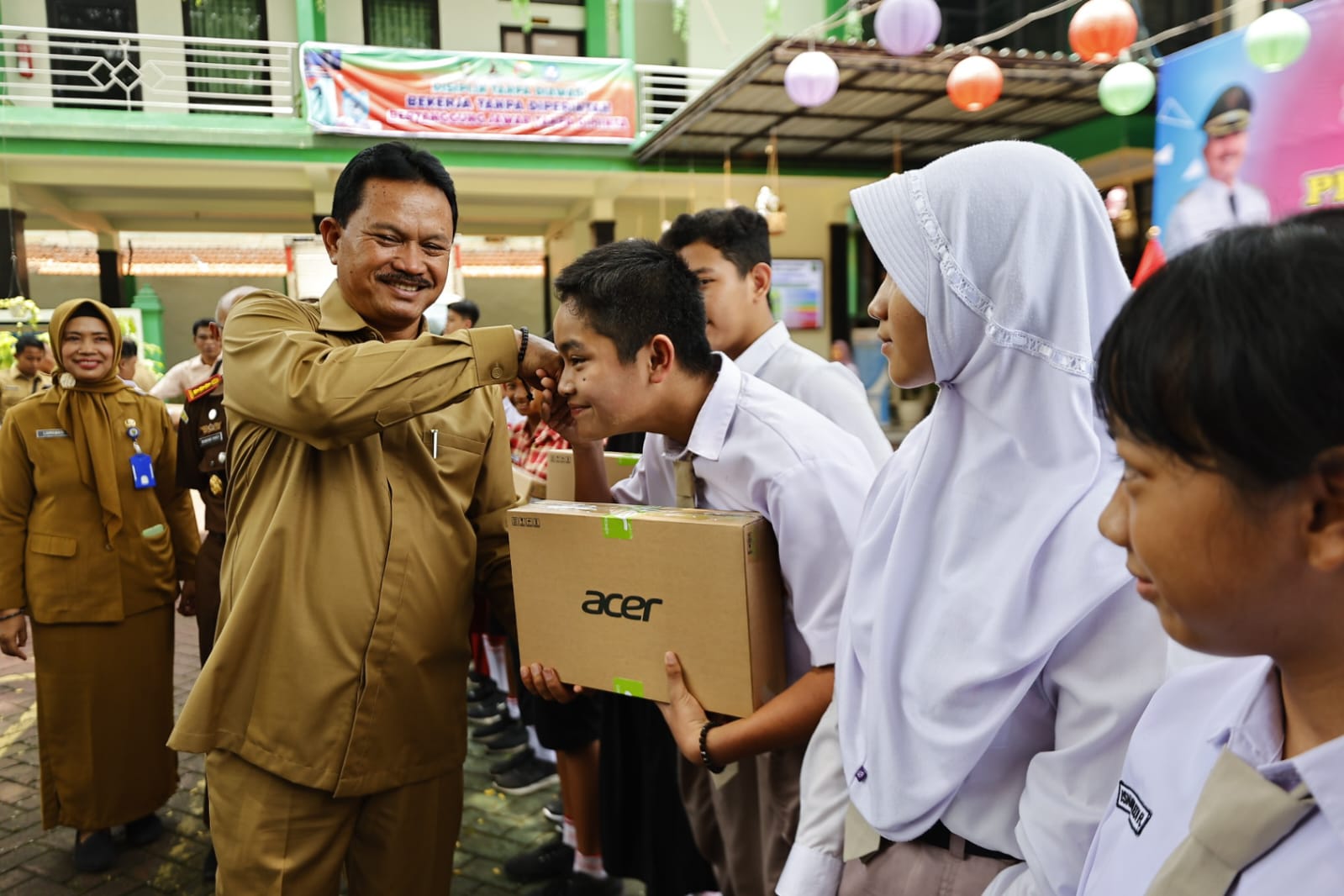 Laptop Gratis Dibagikan Kepada Siswa, Wali Kota Harap Peningkatan SDM Berkualitas Di Kota Pendekar
