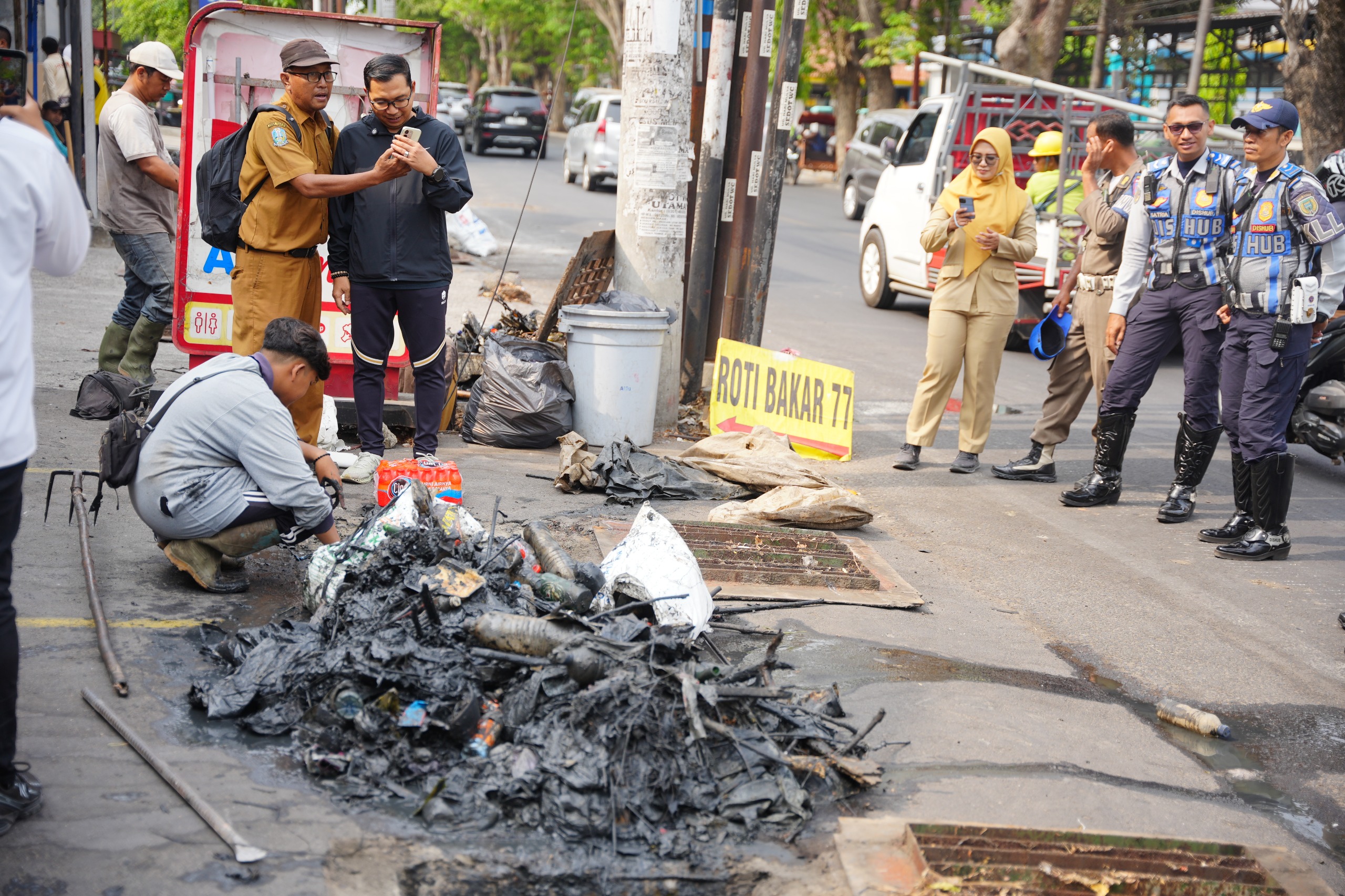 Tindaklanjuti Usulan WBR, Petugas Gabungan dan Warga Bersihkan Saluran