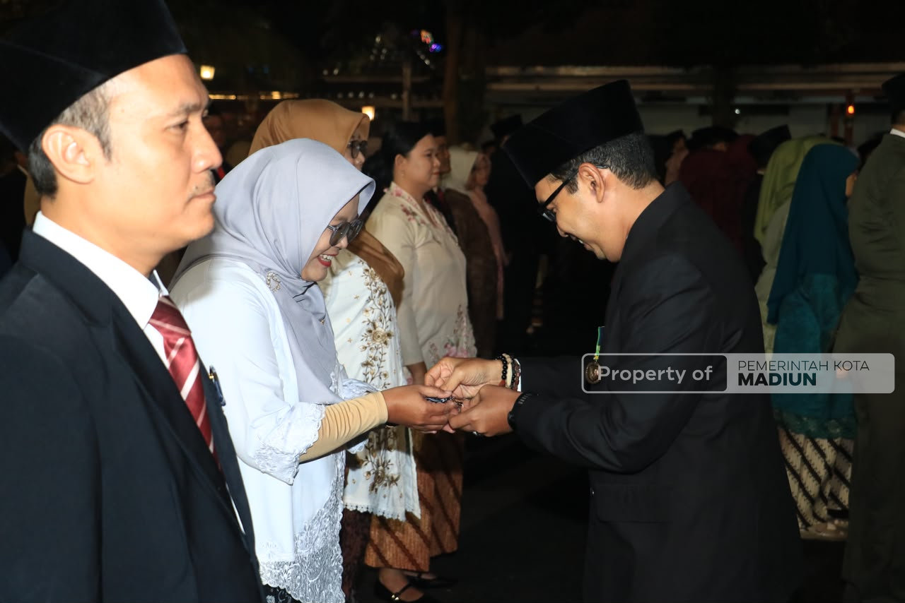 Plt Wali Kota Madiun Serahkan Tanda Kehormatan Satyalancana, Dorong ASN Jadi Jangkar Pemerintahan dan Konsisten Berikan Pelayanan Terbaik