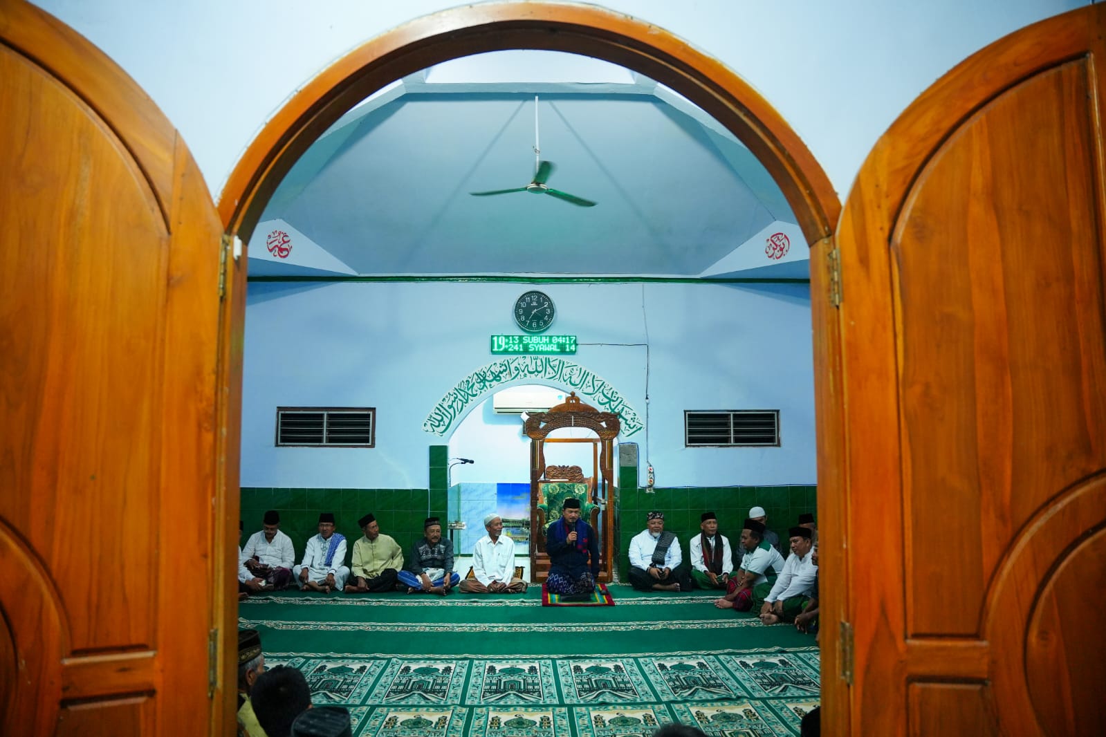 Gelar Salat Isya di Masjid Baddal’ul Muttaqin, Wali Kota Sosialisasi Sekaligus Salurkan Bantuan ke Warga