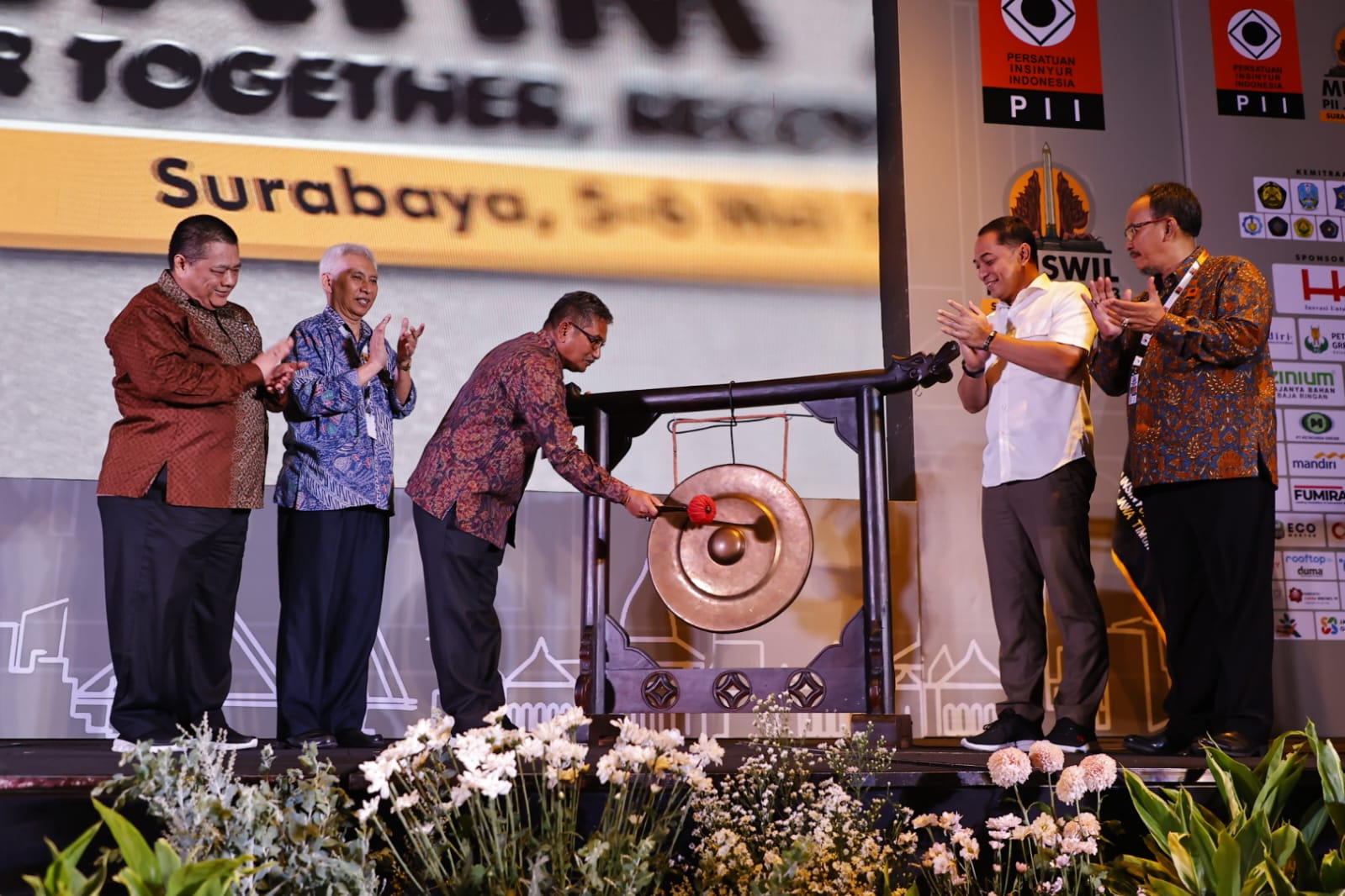 Dinilai Sukses Gerakkan Pembangunan Daerah, Wali Kota Raih Penghargaan Tokoh Inovator Keinsinyuran Dari PII Jatim