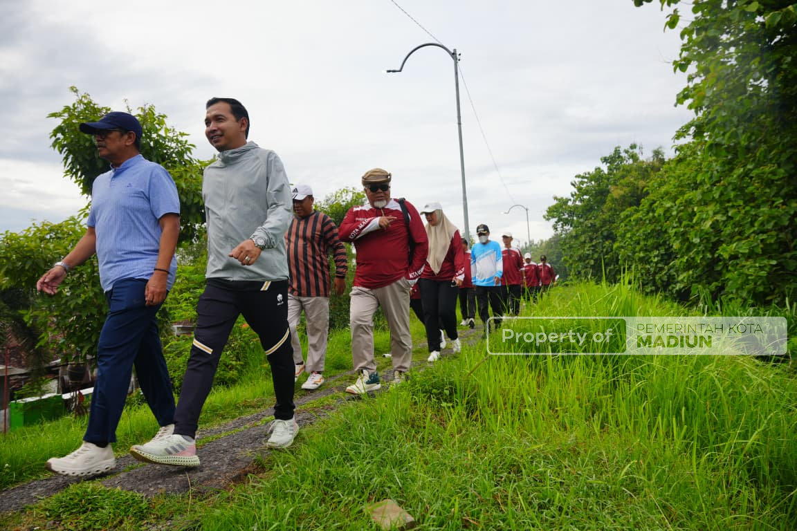 Jalan Kaki Bersama Pejabat Perangkat Daerah, Wali Kota Madiun Serahkan Bantuan di Kelurahan Winongo dan Kelurahan Manguharjo
