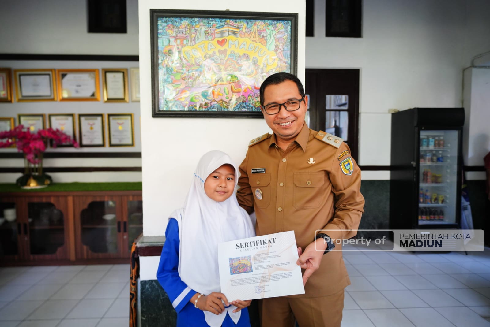 Plt Wali Kota Bersama 10 Pelukis Cilik Pasang Karya Madiun Melukis di Balai Kota