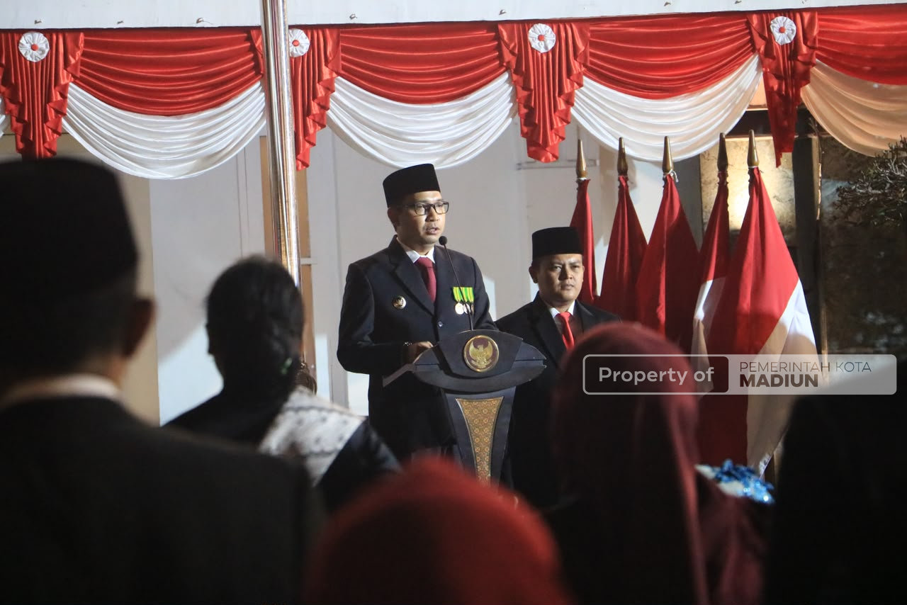 Plt Wali Kota Madiun Serahkan Tanda Kehormatan Satyalancana, Dorong ASN Jadi Jangkar Pemerintahan dan Konsisten Berikan Pelayanan Terbaik