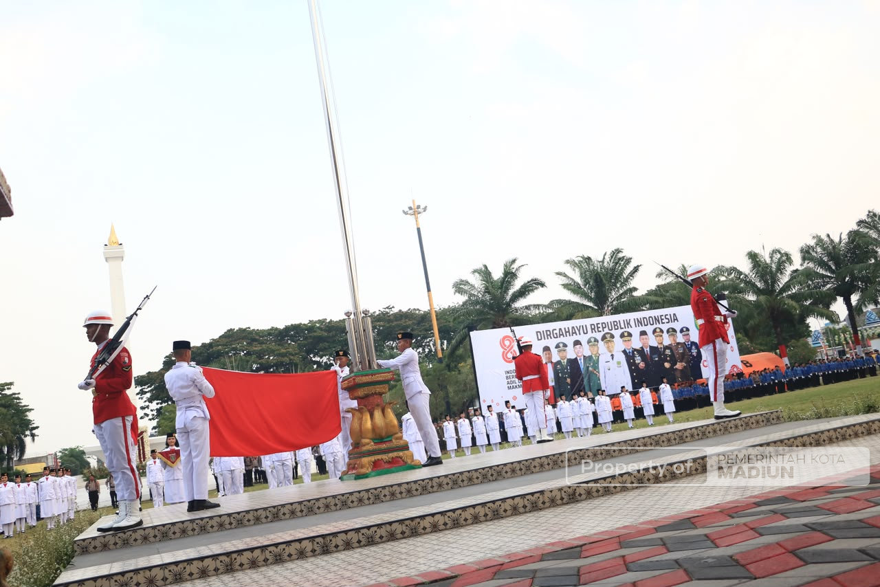 Gelar Upacara Penurunan Sang Merah Putih, Plt Wali Kota Madiun Apresiasi Perjuangan Paskibraka