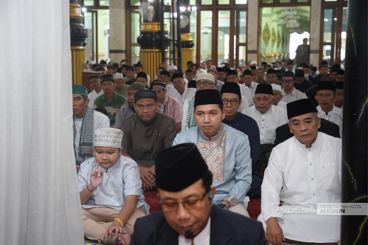 Ribuan Umat Muslim Padati Masjid Agung Baitul Hakim, Plt Wali Kota Madiun Ajak Bangun Daerah di Hari Kemenangan