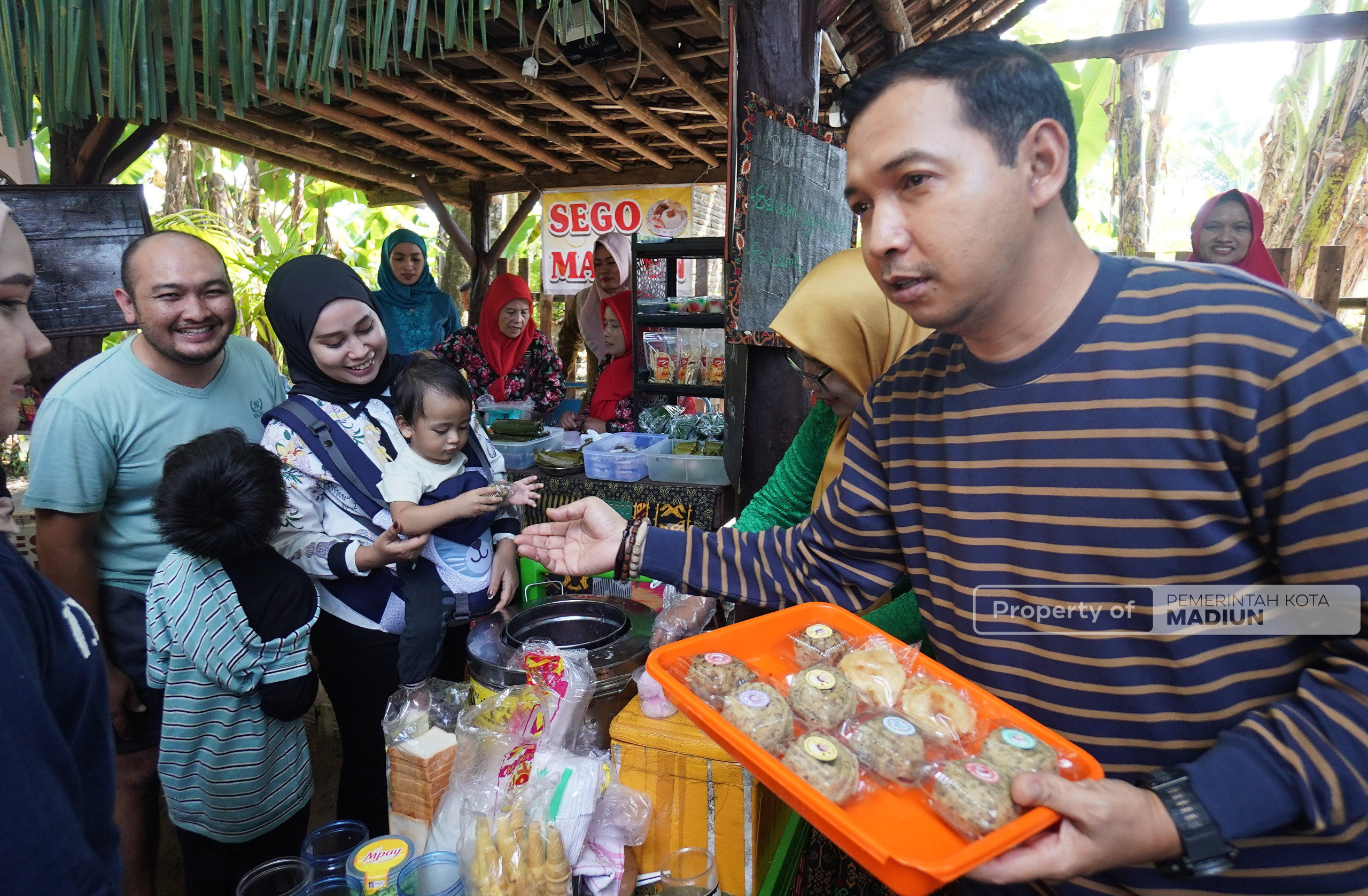 Resmi Dibuka Plt Wali Kota Madiun, Pasar Mbabrik Jadi Ruang Baru Pengembangan UMKM Warga