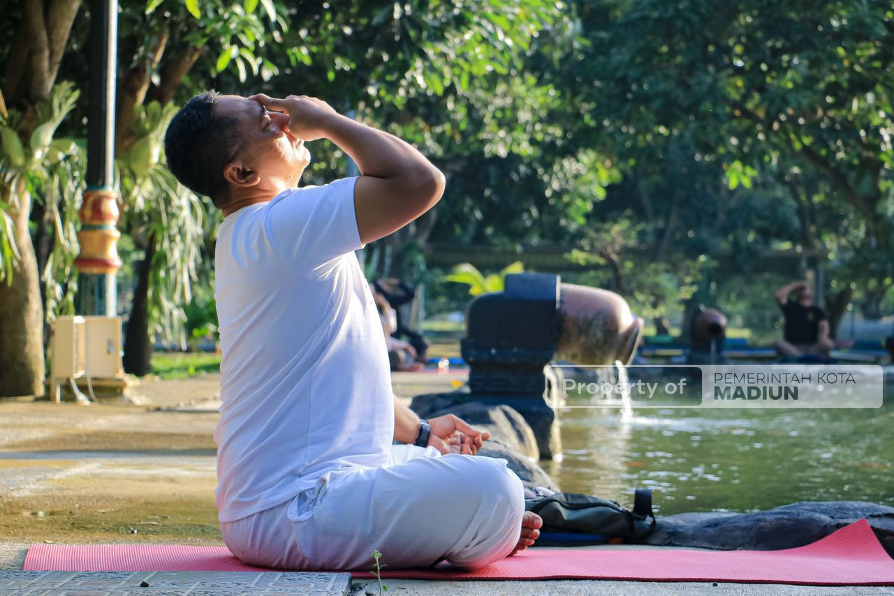 Di Tengah Padat Agenda, Wali Kota Madiun Tetap Jaga Kesehatan Lewat Yoga Pagi